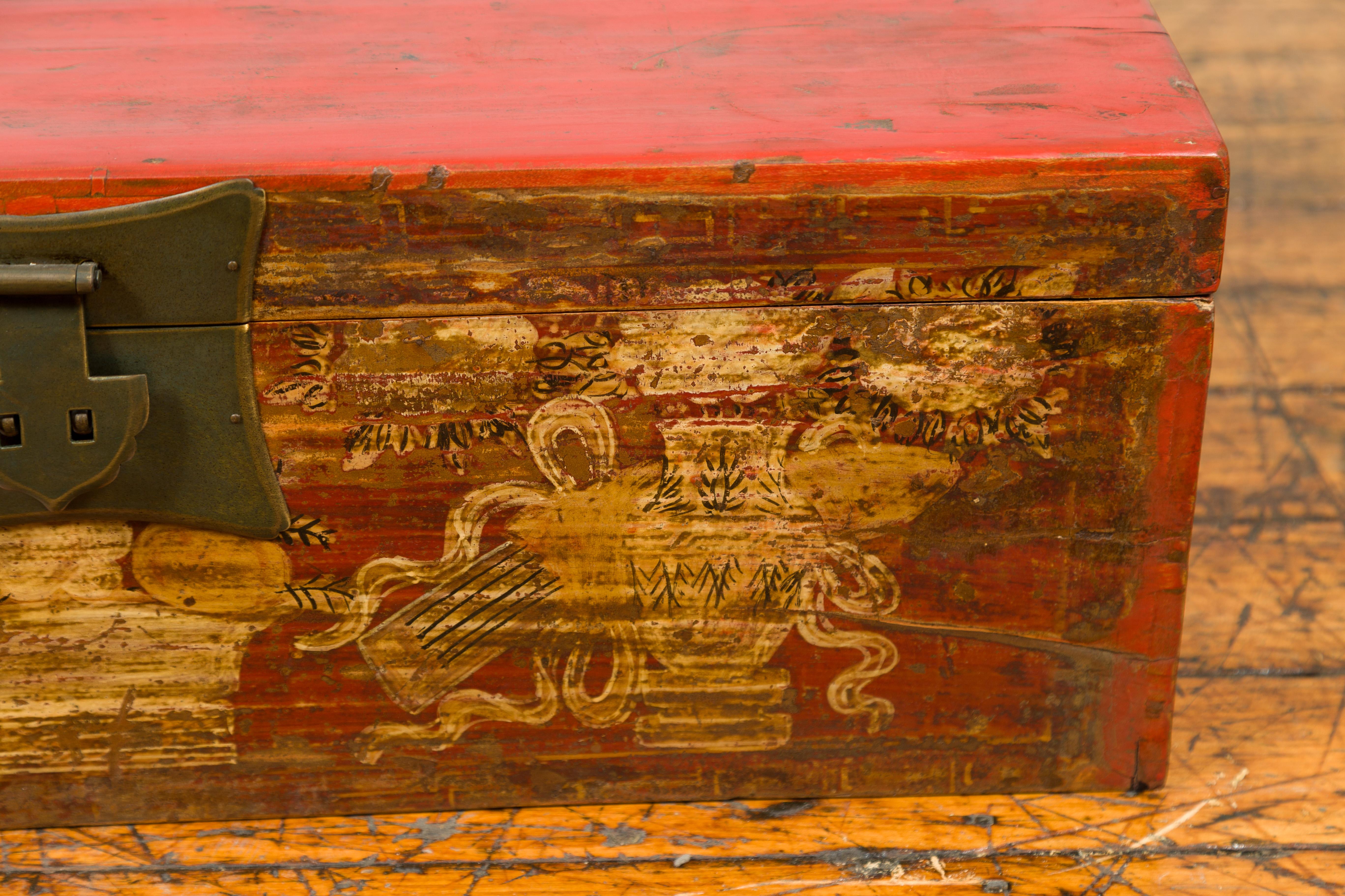 Chinesische rot lackierte Vintage-Schachtel mit goldenen Motiven und Bronzebeschlägen, rot lackiert im Zustand „Gut“ im Angebot in Yonkers, NY