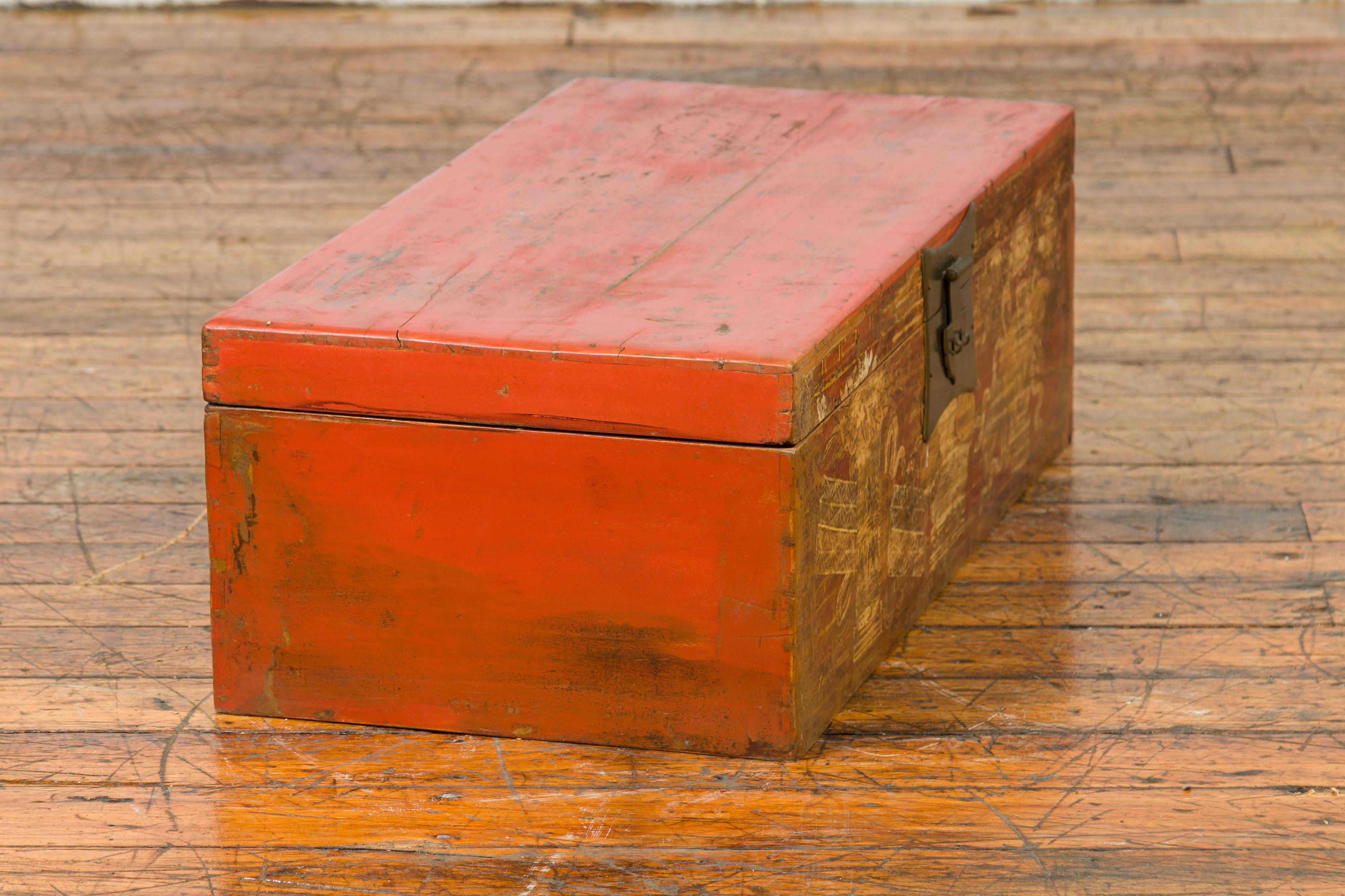 Chinesische rot lackierte Vintage-Schachtel mit goldenen Motiven und Bronzebeschlägen, rot lackiert im Angebot 3