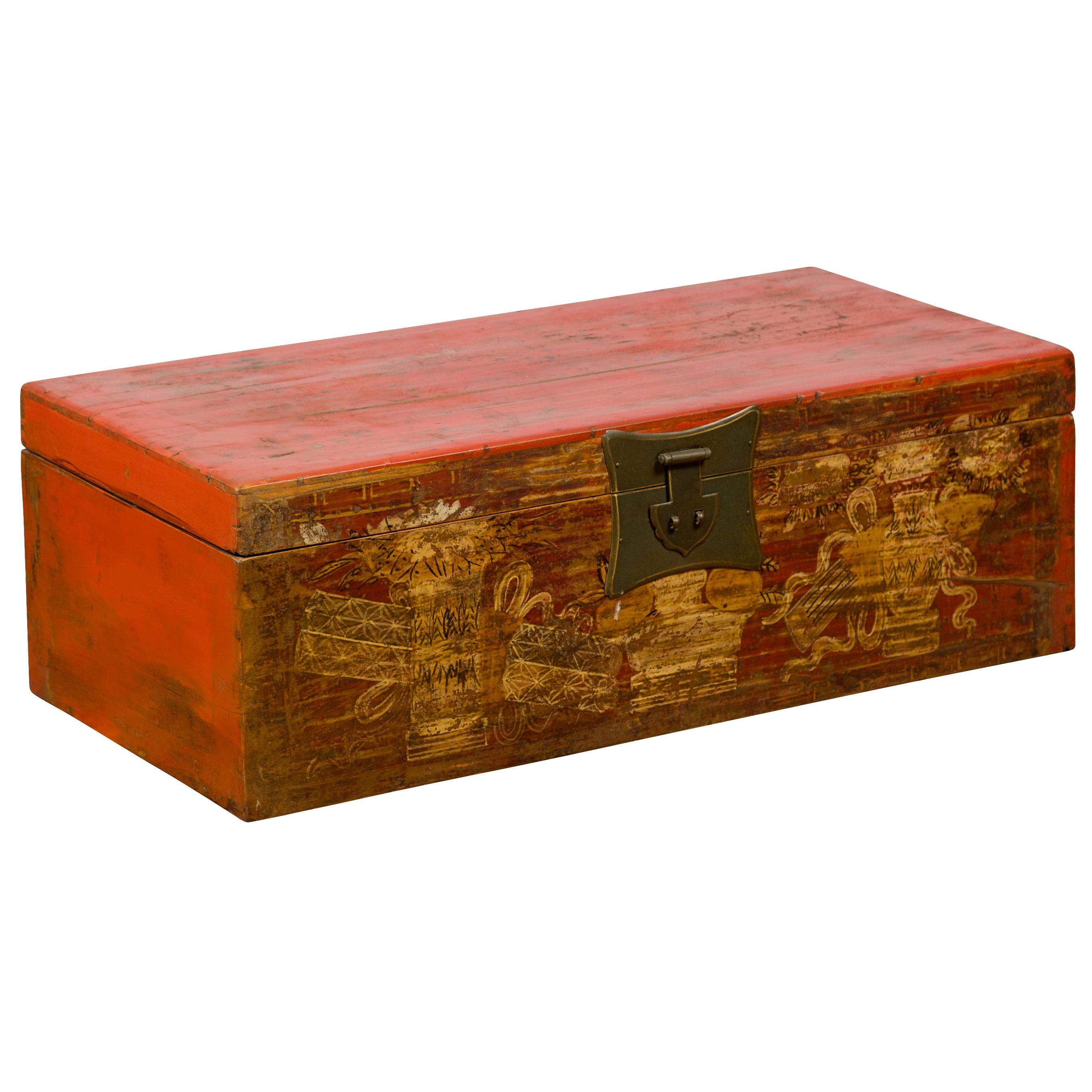 Chinesische rot lackierte Vintage-Schachtel mit goldenen Motiven und Bronzebeschlägen, rot lackiert