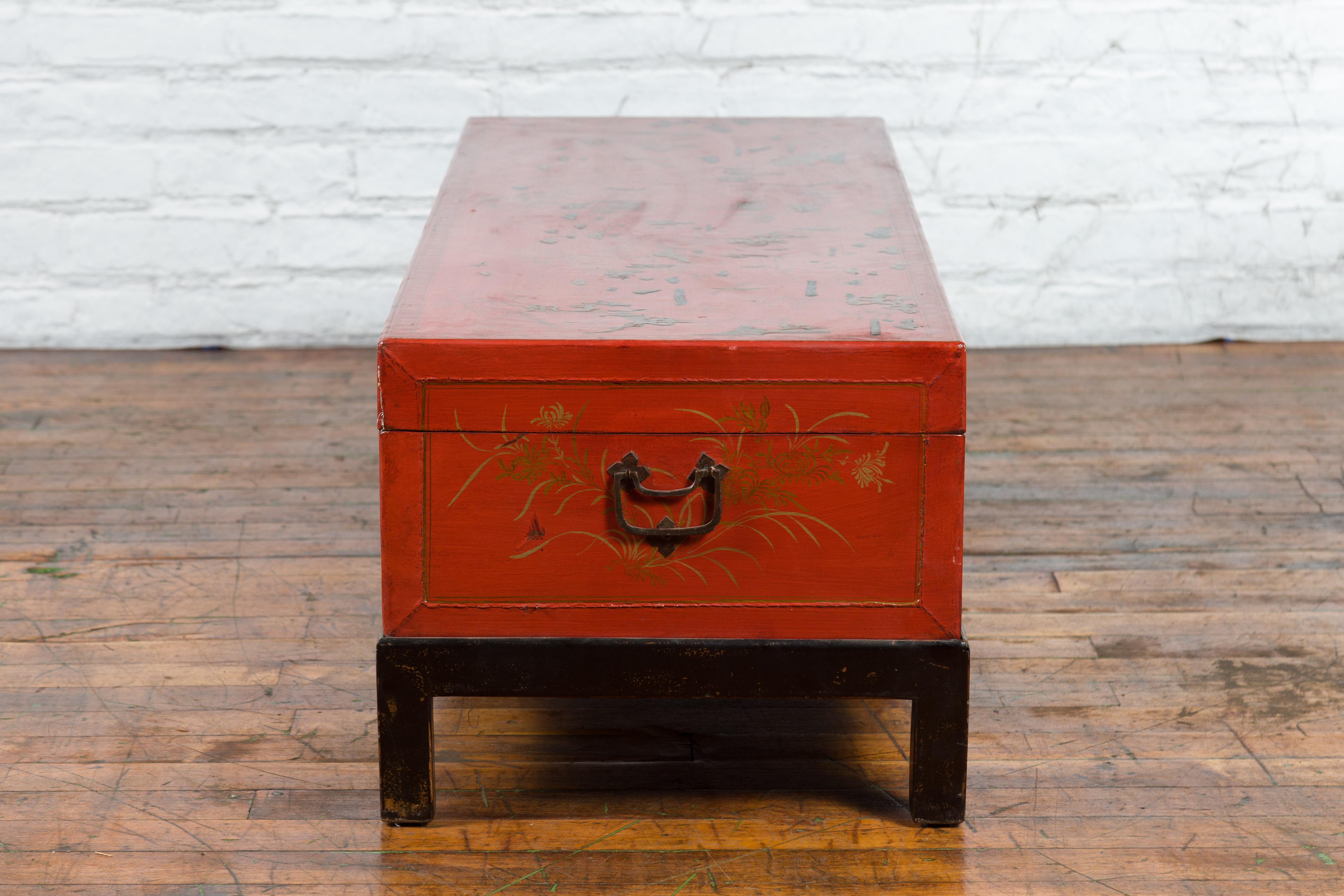 Chinese Vintage Red Lacquered Trunk on Black Base with Gilded Chinoiserie Décor 12