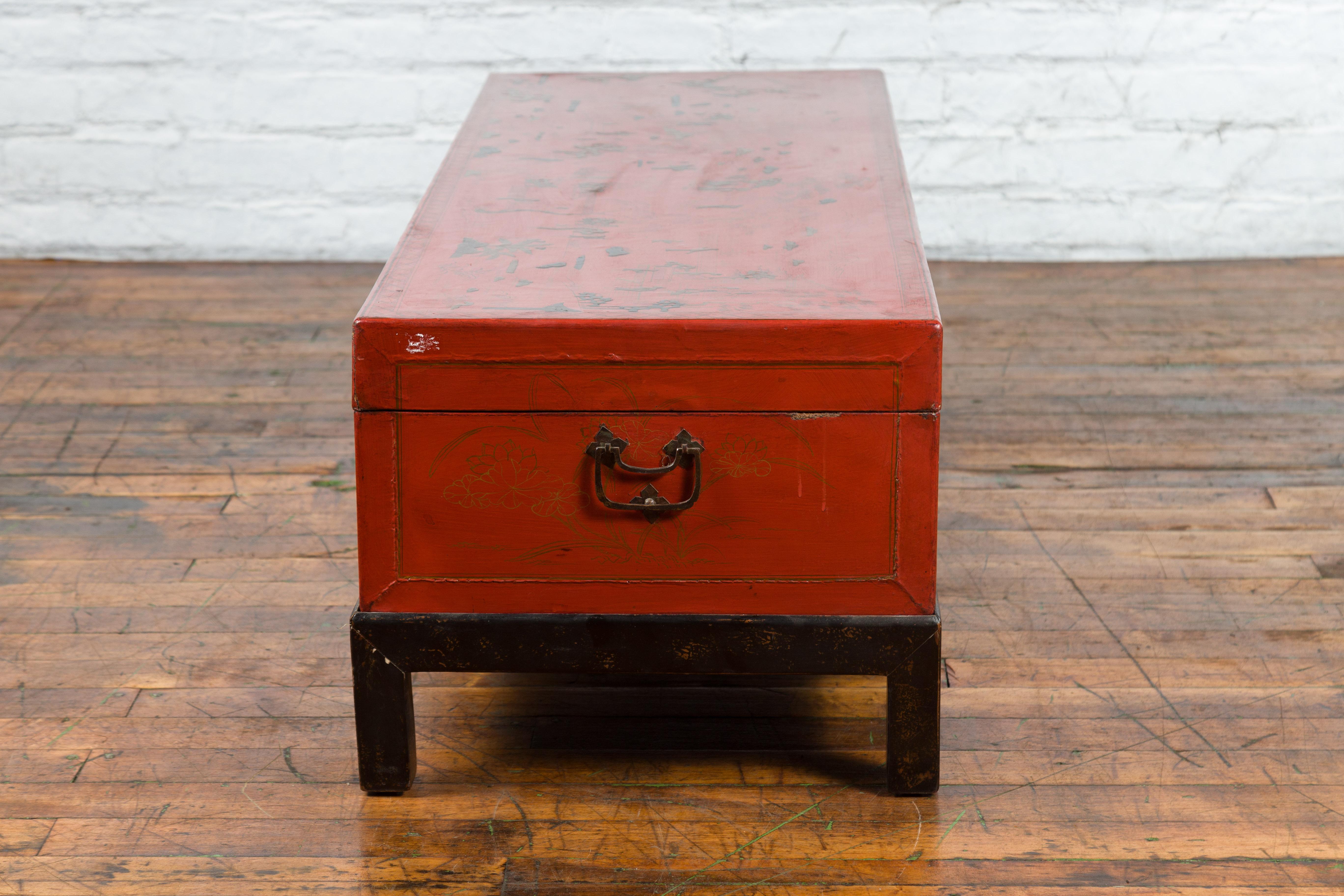 Chinese Vintage Red Lacquered Trunk on Black Base with Gilded Chinoiserie Décor 15