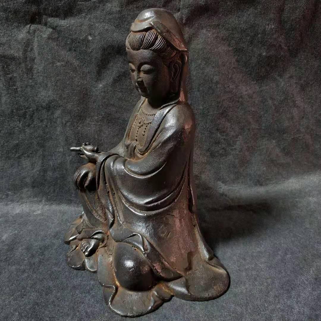 Chinese Vintage South China Sea Guanyin Buddha Statue In Fair Condition For Sale In 景德镇市, CN