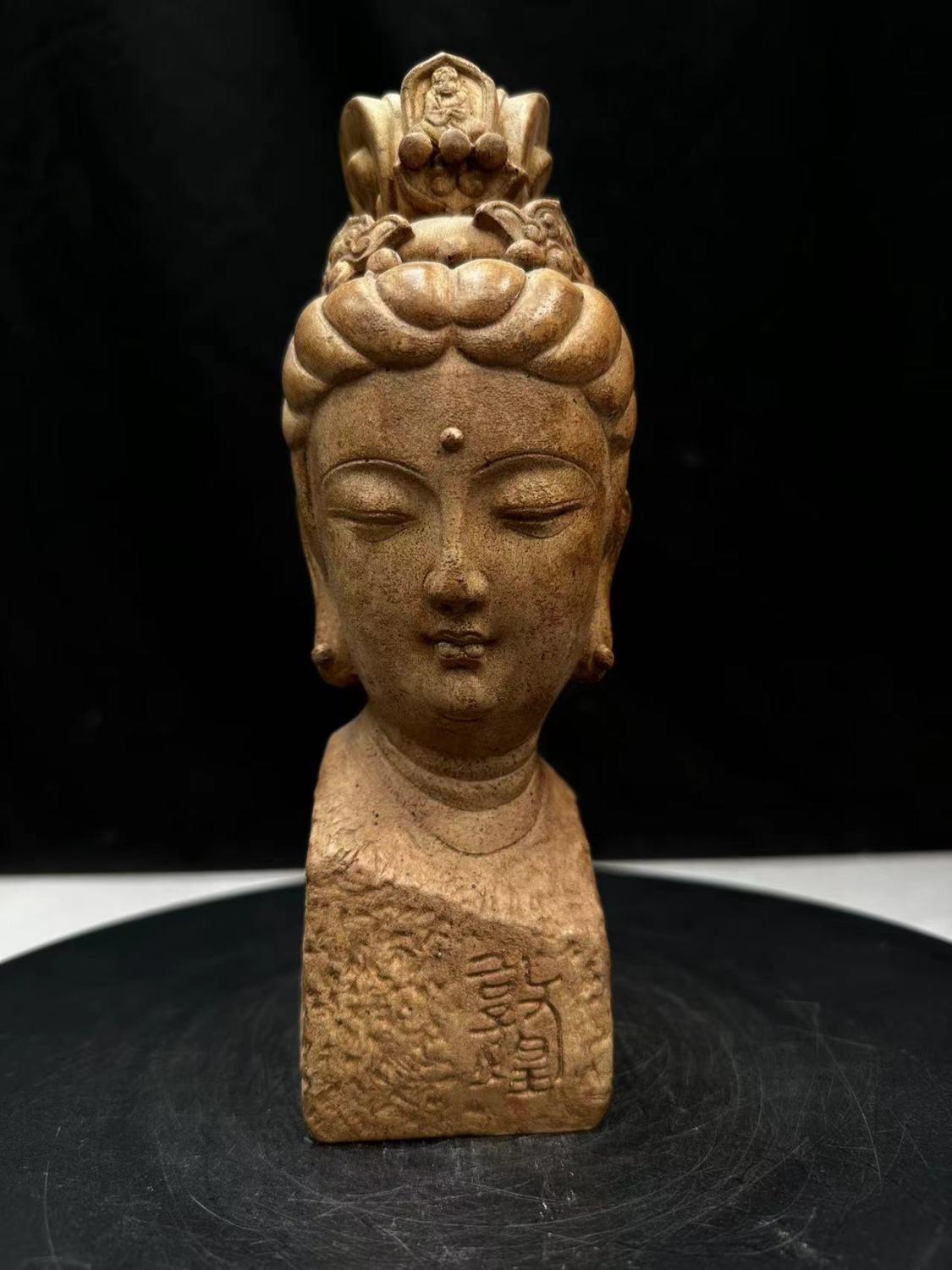 Cette sculpture chinoise en pierre d'époque représente la tête d'une Apsara, inspirée des célèbres grottes de Dunhuang Mogao, site classé au patrimoine mondial de l'UNESCO et célèbre pour ses peintures murales et ses sculptures bouddhistes. Sculptée