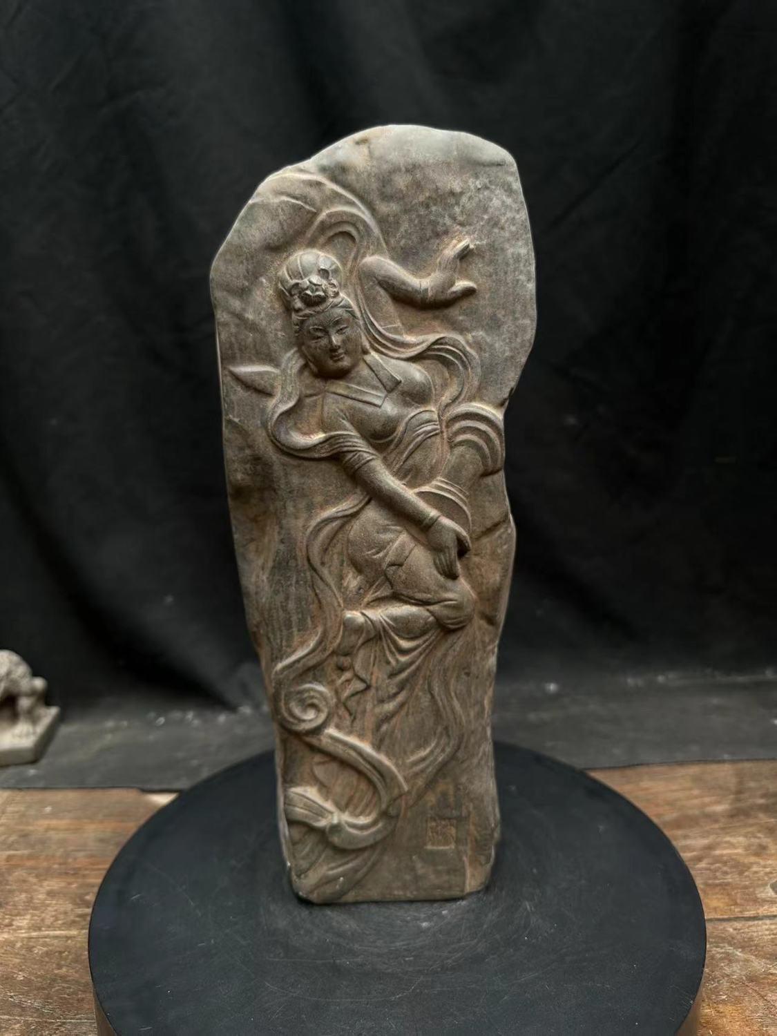 Cette sculpture en pierre chinoise d'époque représentant une Apsara volante de la grotte de Mogao à Dunhuang reflète magnifiquement l'art et le symbolisme spirituel de l'ancienne route de la soie. Inspirée des célèbres grottes de Mogao à Dunhuang,