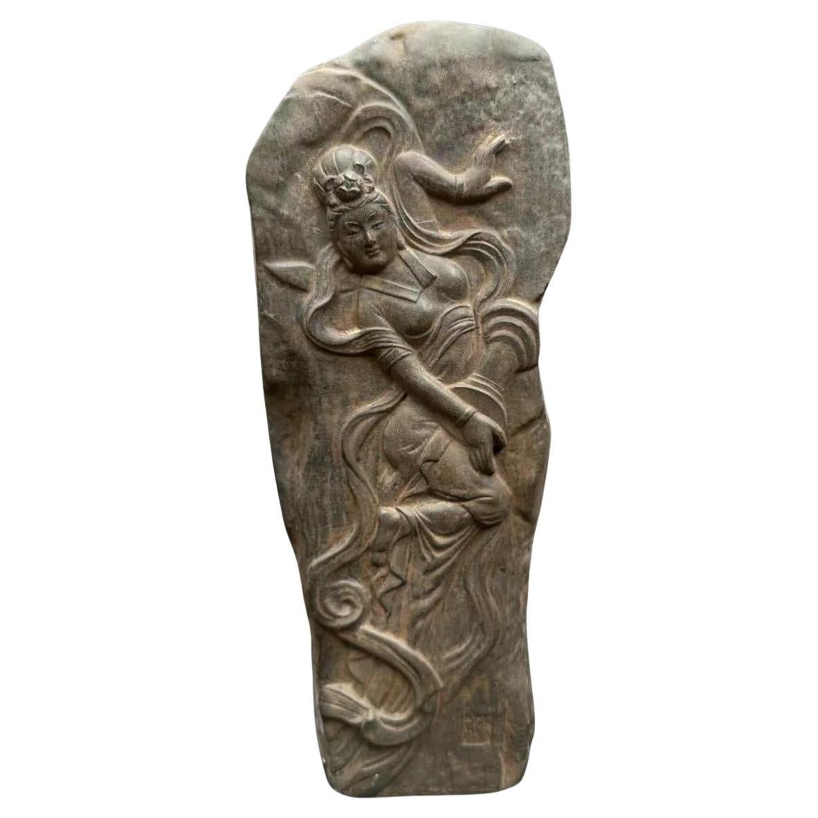Sculpture chinoise en pierre de la grotte de Dunhuang Mogao, Apsara volante. en vente