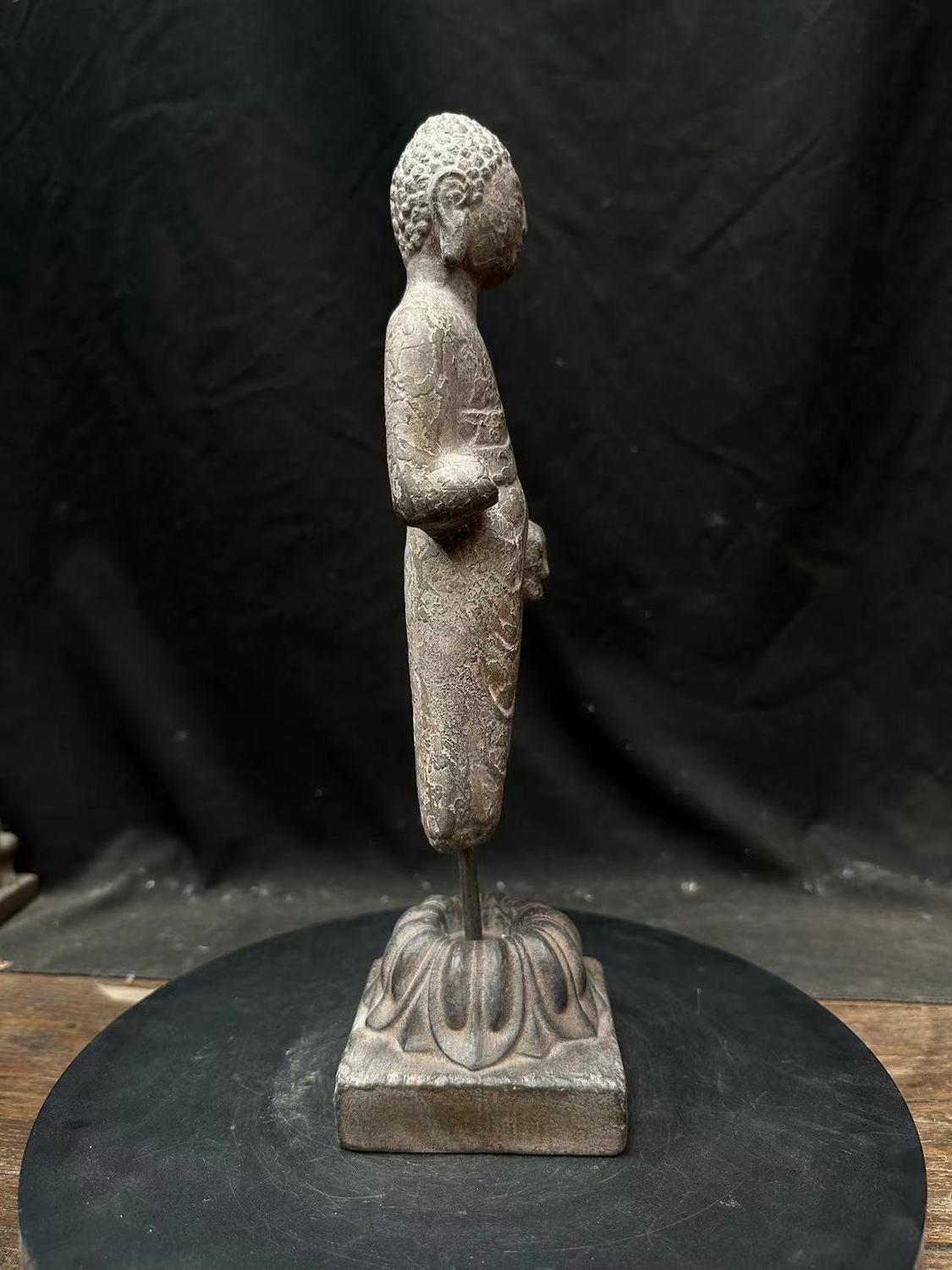 Vintage By Stone Carving Standing Buddha with One Missing Hand (Bouddha debout avec une main manquante) État moyen - En vente à 景德镇市, CN