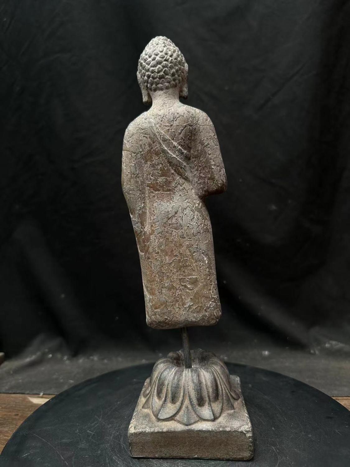 20ième siècle Vintage By Stone Carving Standing Buddha with One Missing Hand (Bouddha debout avec une main manquante) en vente