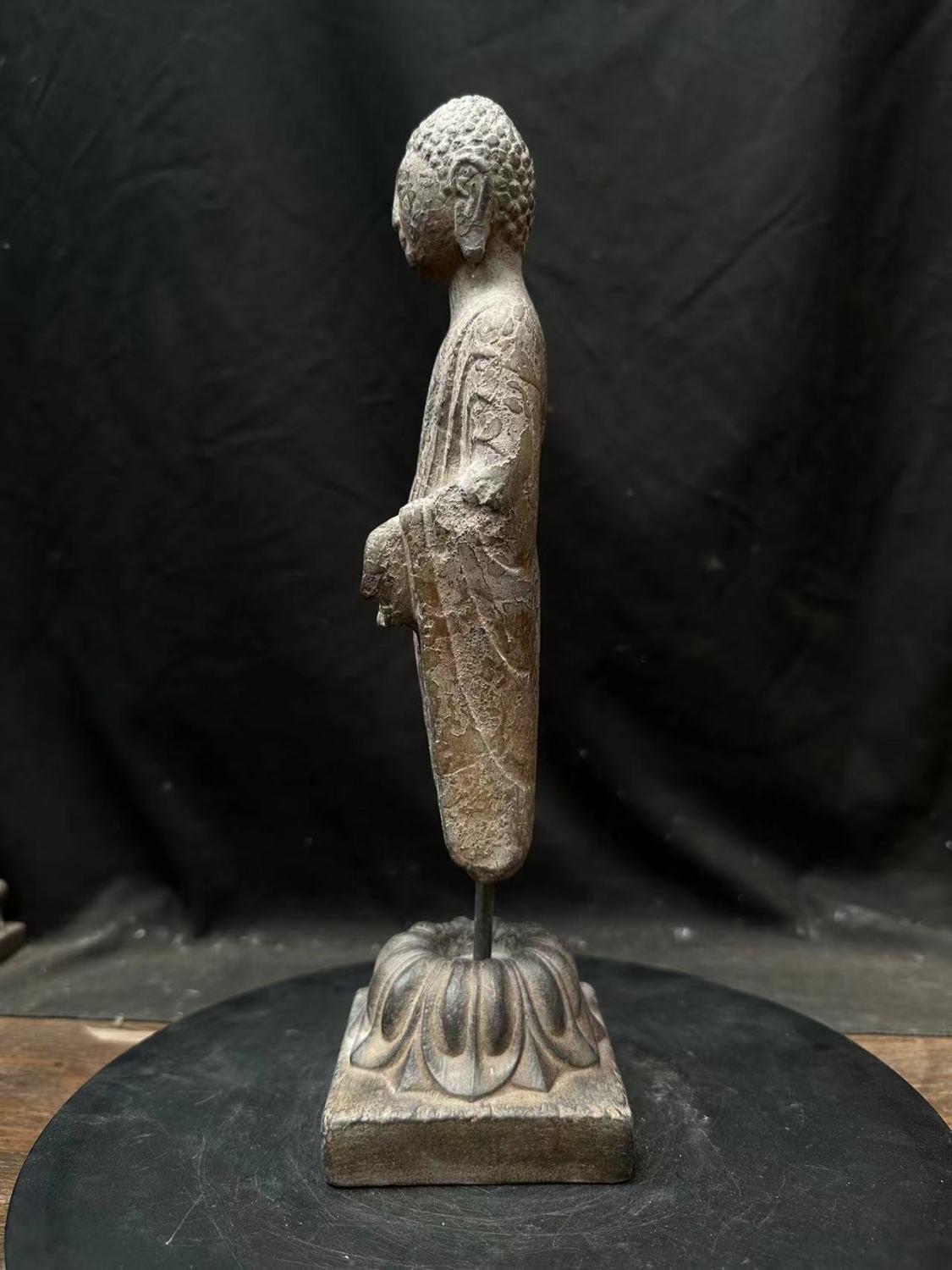 Pierre Vintage By Stone Carving Standing Buddha with One Missing Hand (Bouddha debout avec une main manquante) en vente