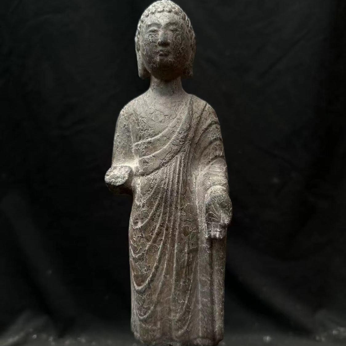 Vintage By Stone Carving Standing Buddha with One Missing Hand (Bouddha debout avec une main manquante) en vente 1