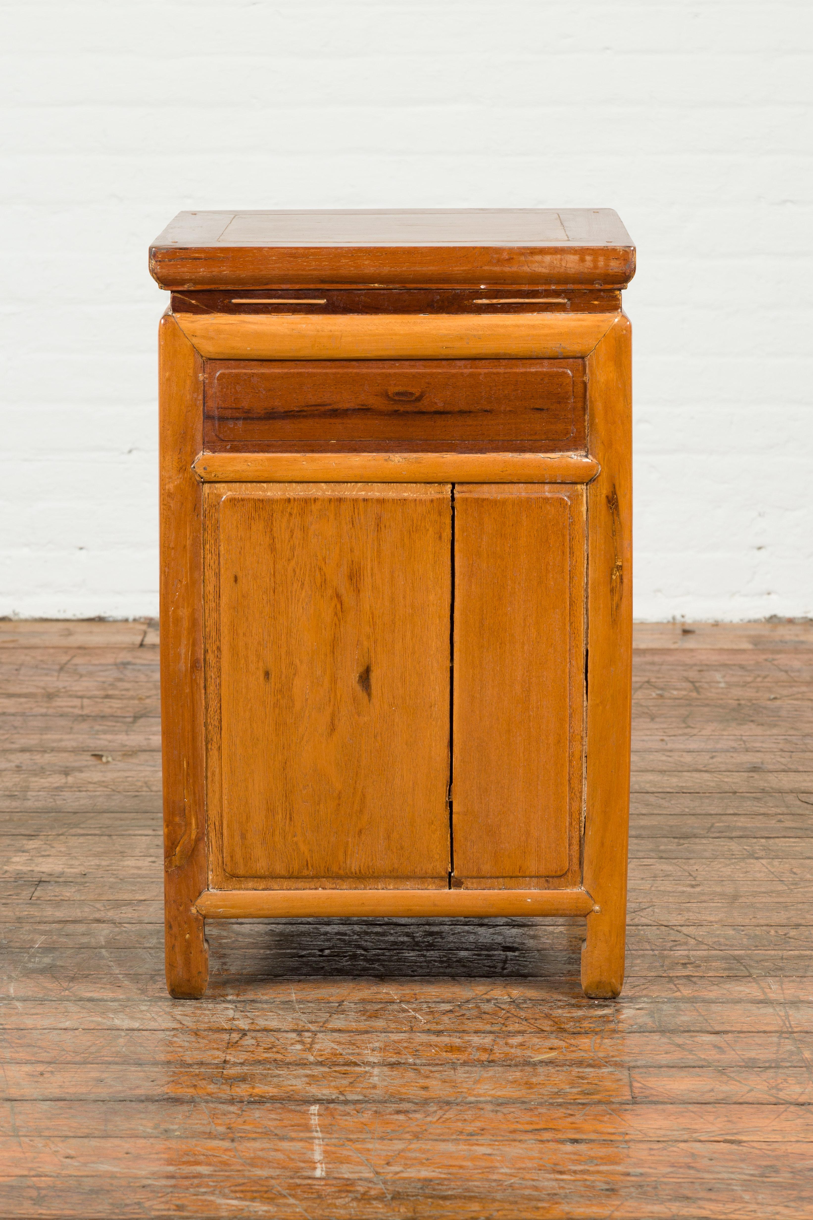 Chinese Vintage Two-Toned Side Table with Single Drawer and Double Doors For Sale 5