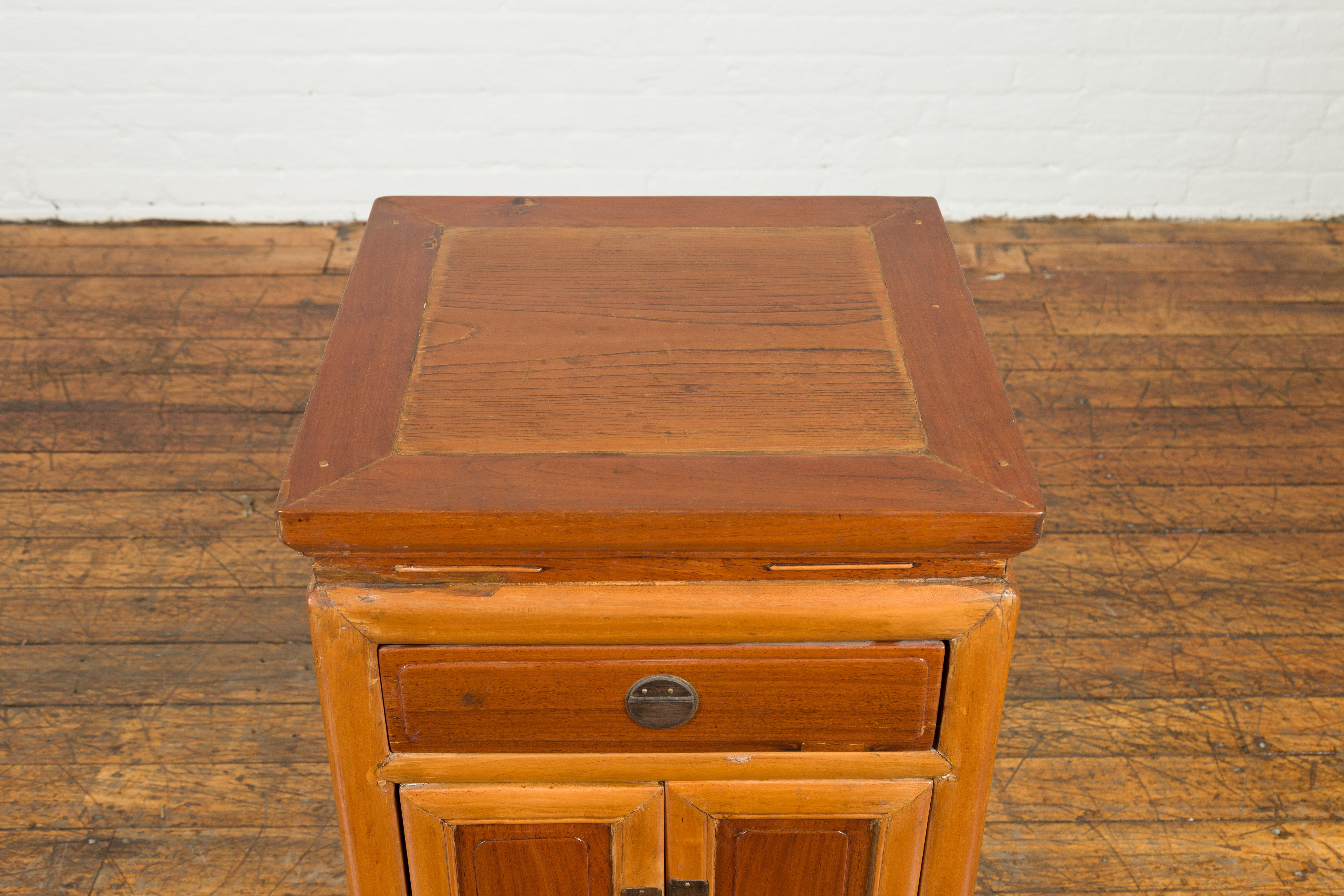 Chinese Vintage Two-Toned Side Table with Single Drawer and Double Doors For Sale 2