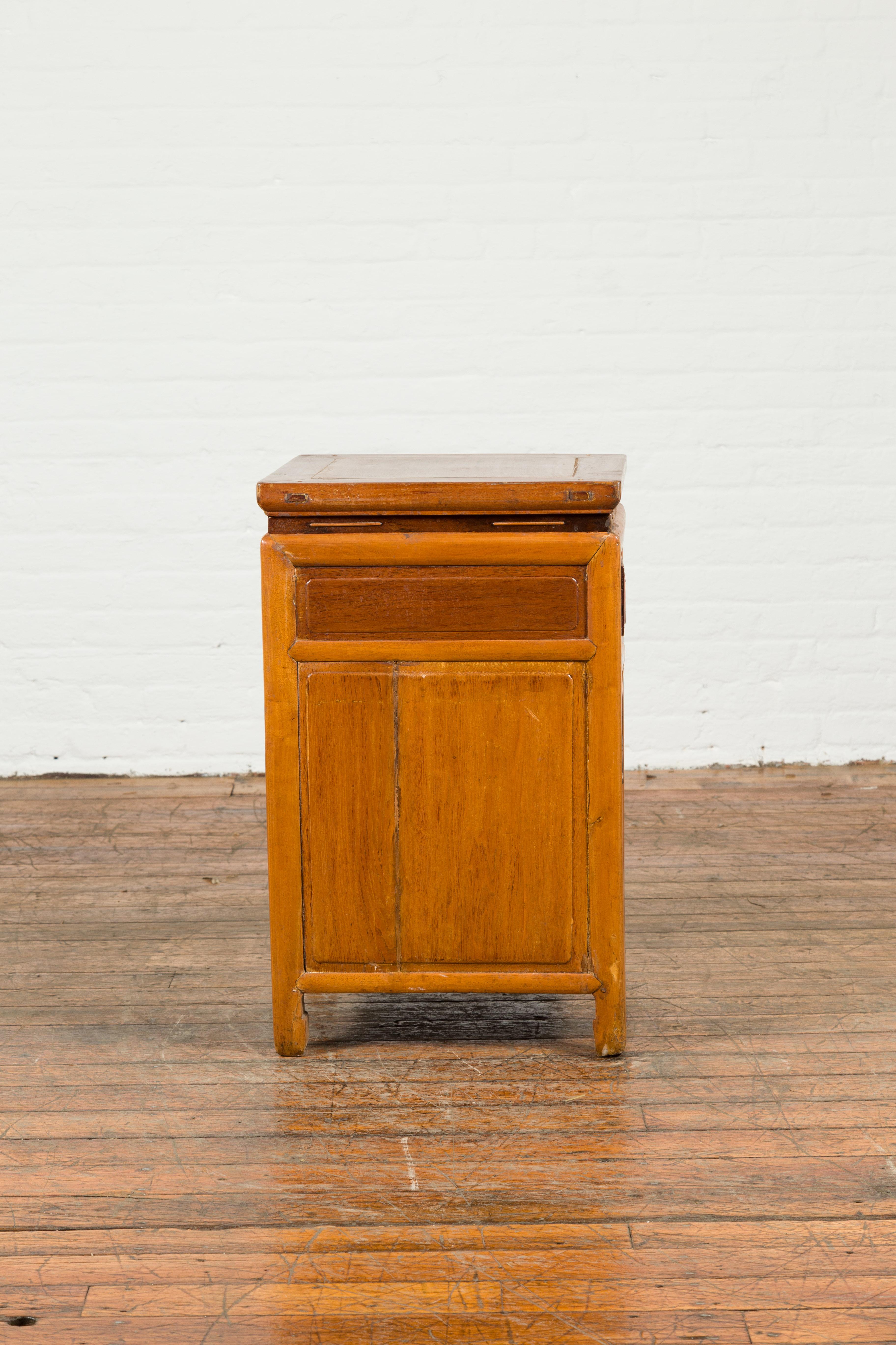 Chinese Vintage Two-Toned Side Table with Single Drawer and Double Doors For Sale 4