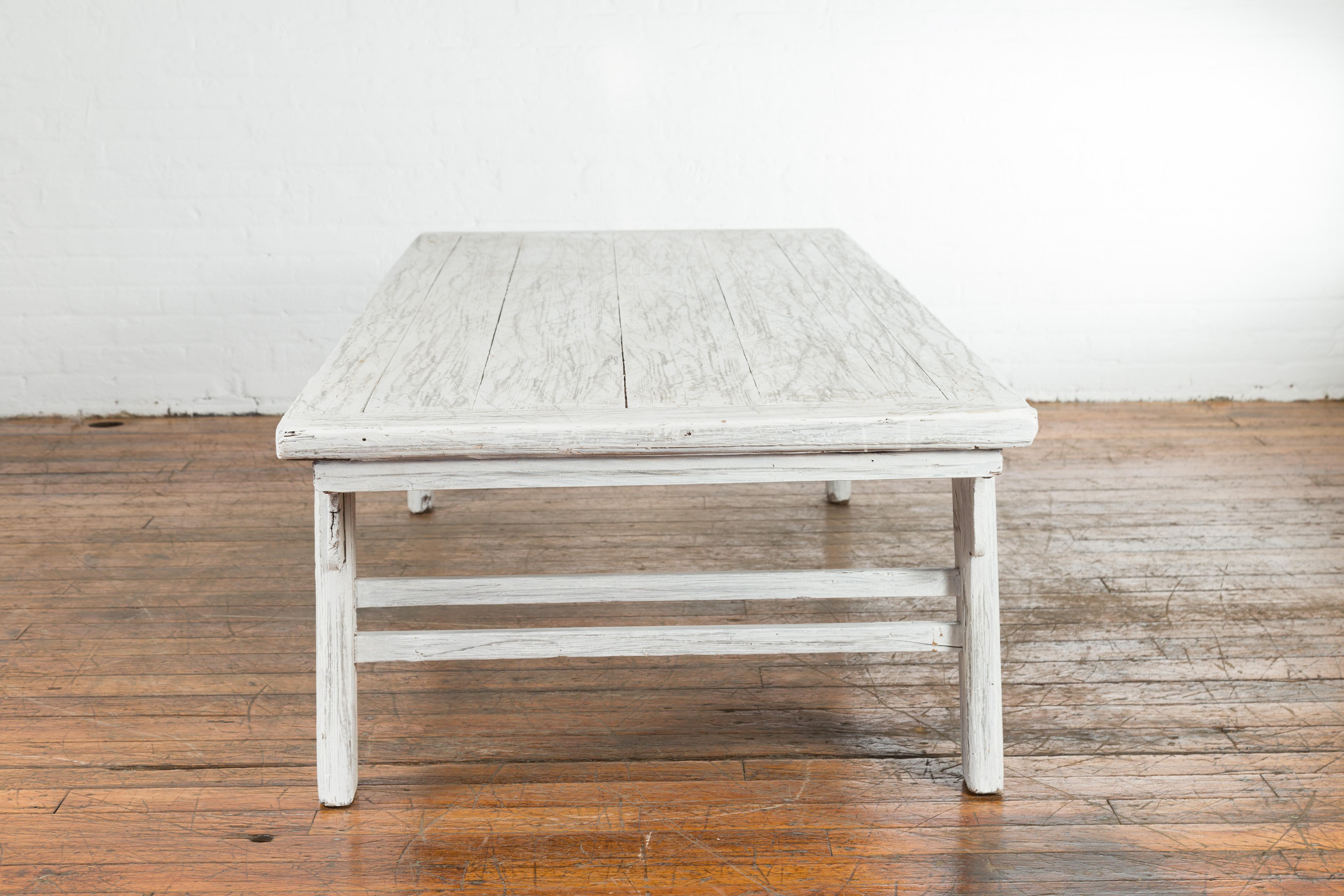 Chinese Vintage Whitewashed Coffee Table with Carved Spandrels and Stretchers For Sale 3