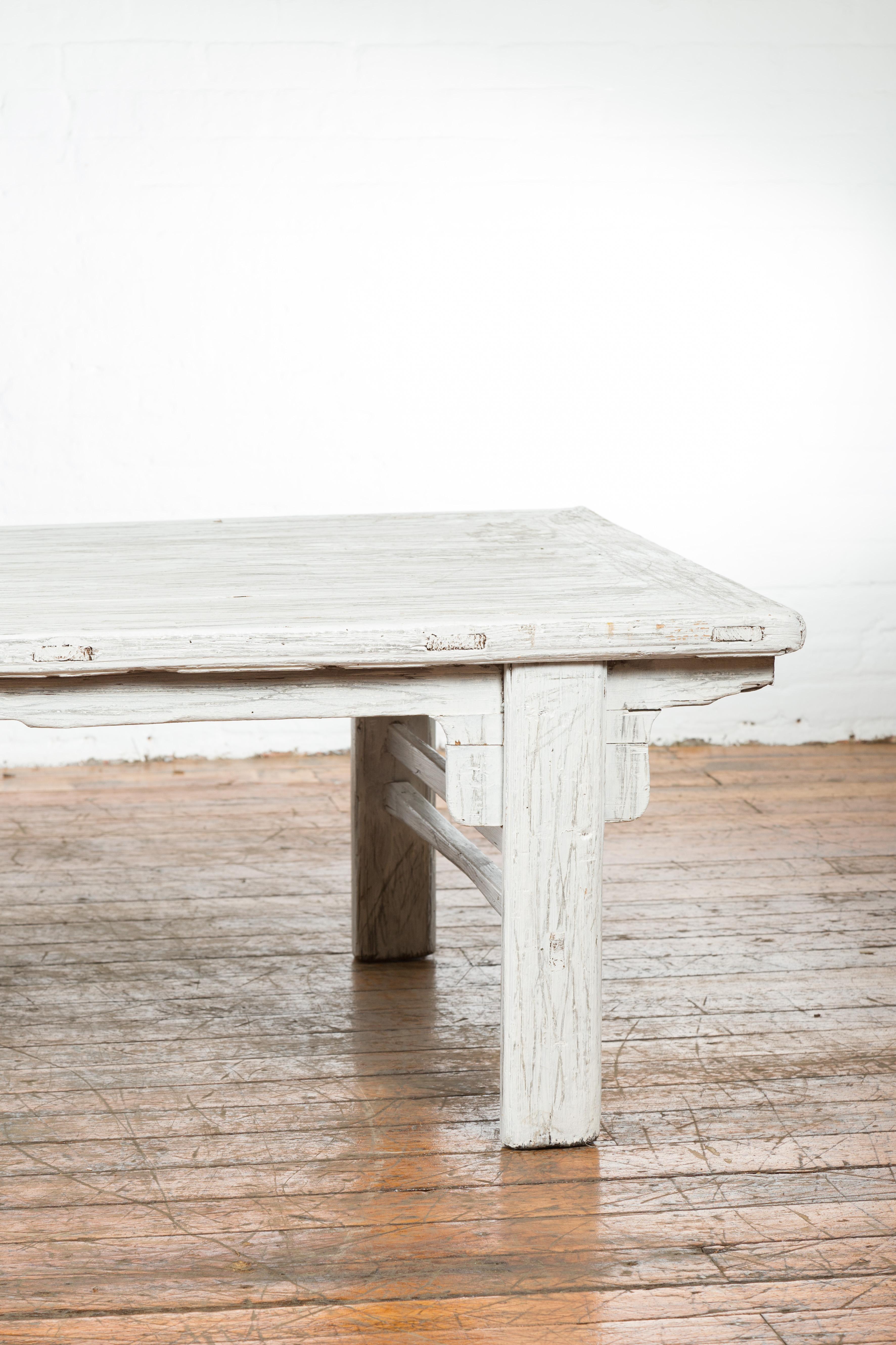 20th Century Chinese Vintage Whitewashed Coffee Table with Carved Spandrels and Stretchers For Sale