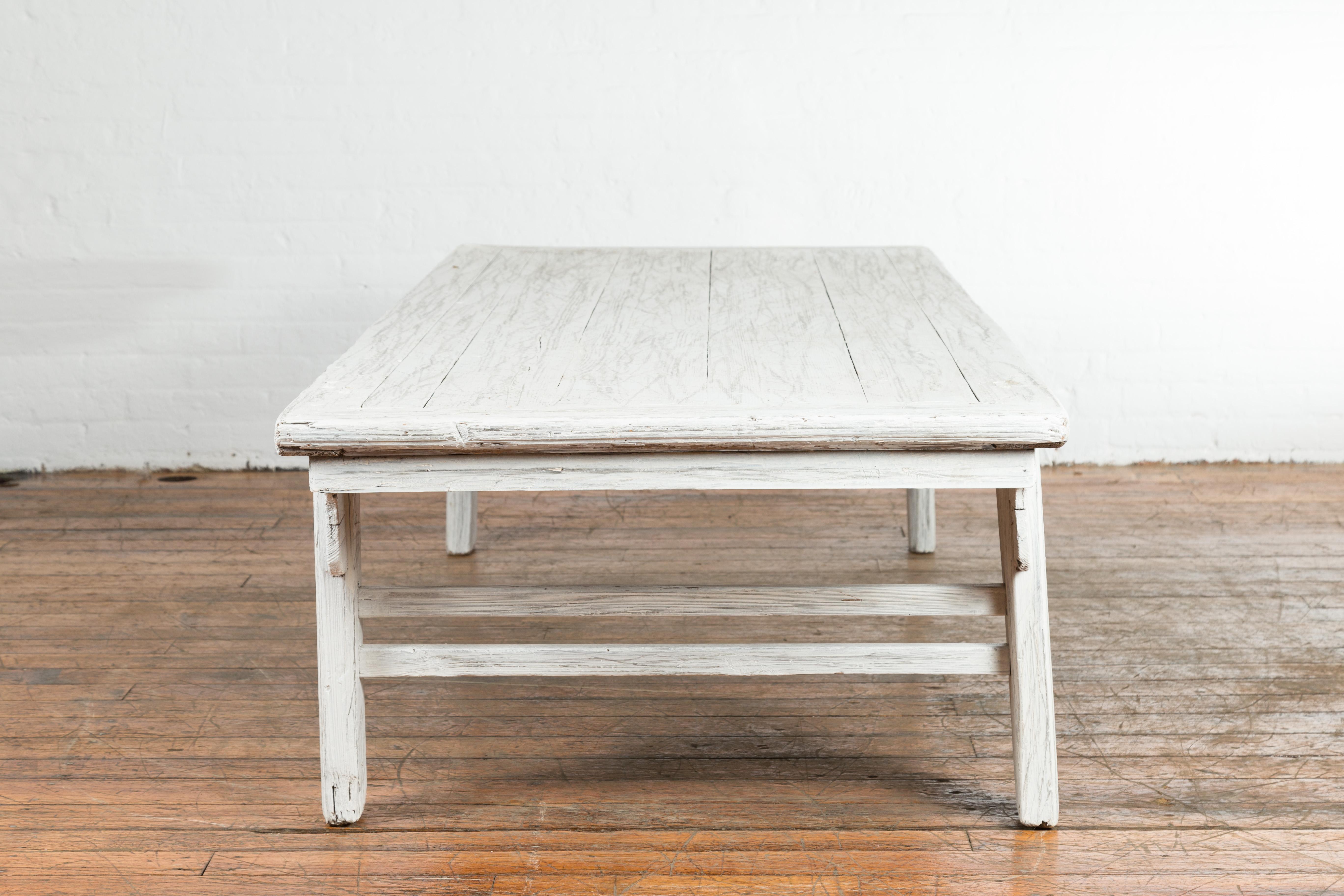 Chinese Vintage Whitewashed Coffee Table with Carved Spandrels and Stretchers For Sale 1
