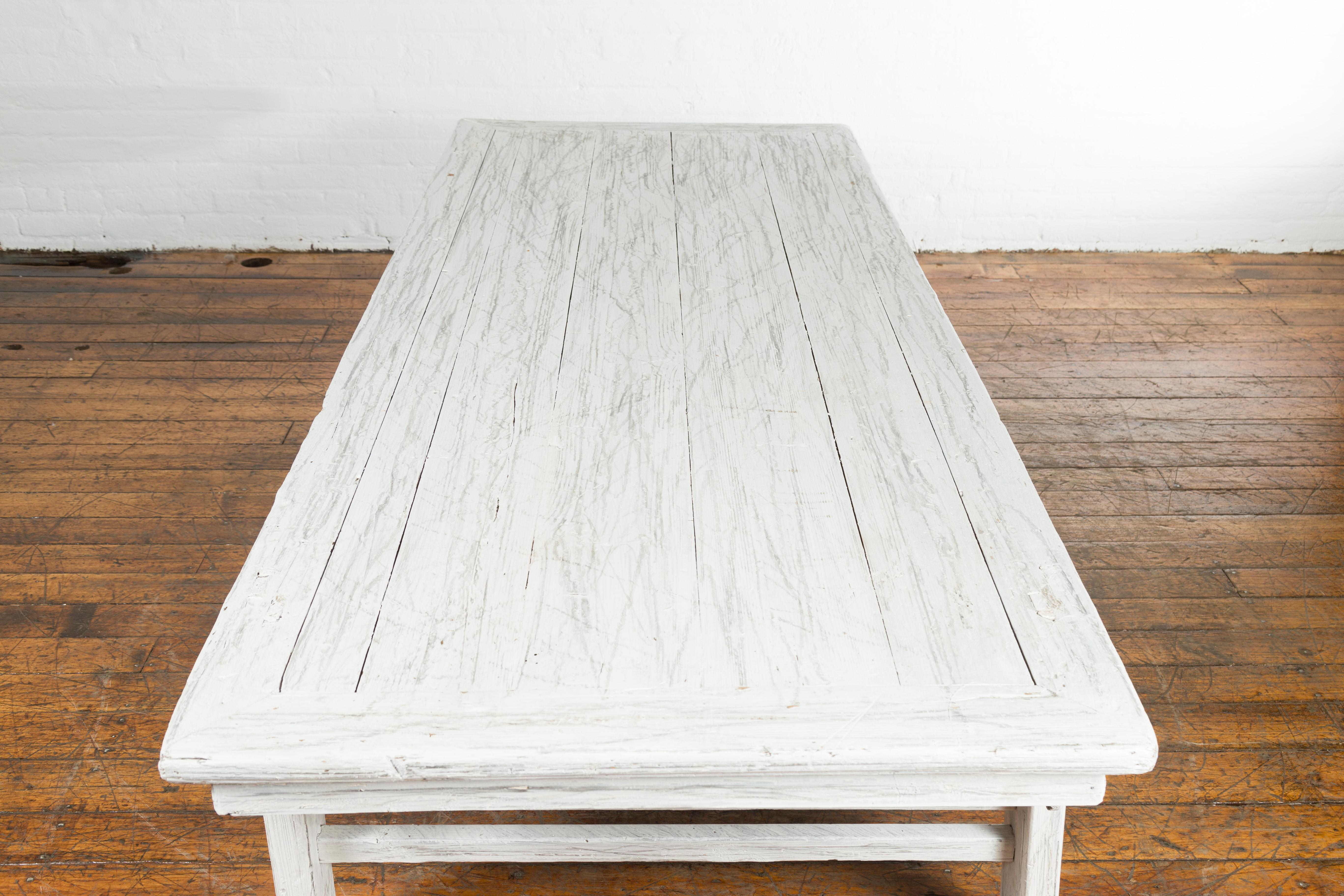 Chinese Vintage Whitewashed Coffee Table with Carved Spandrels and Stretchers For Sale 2