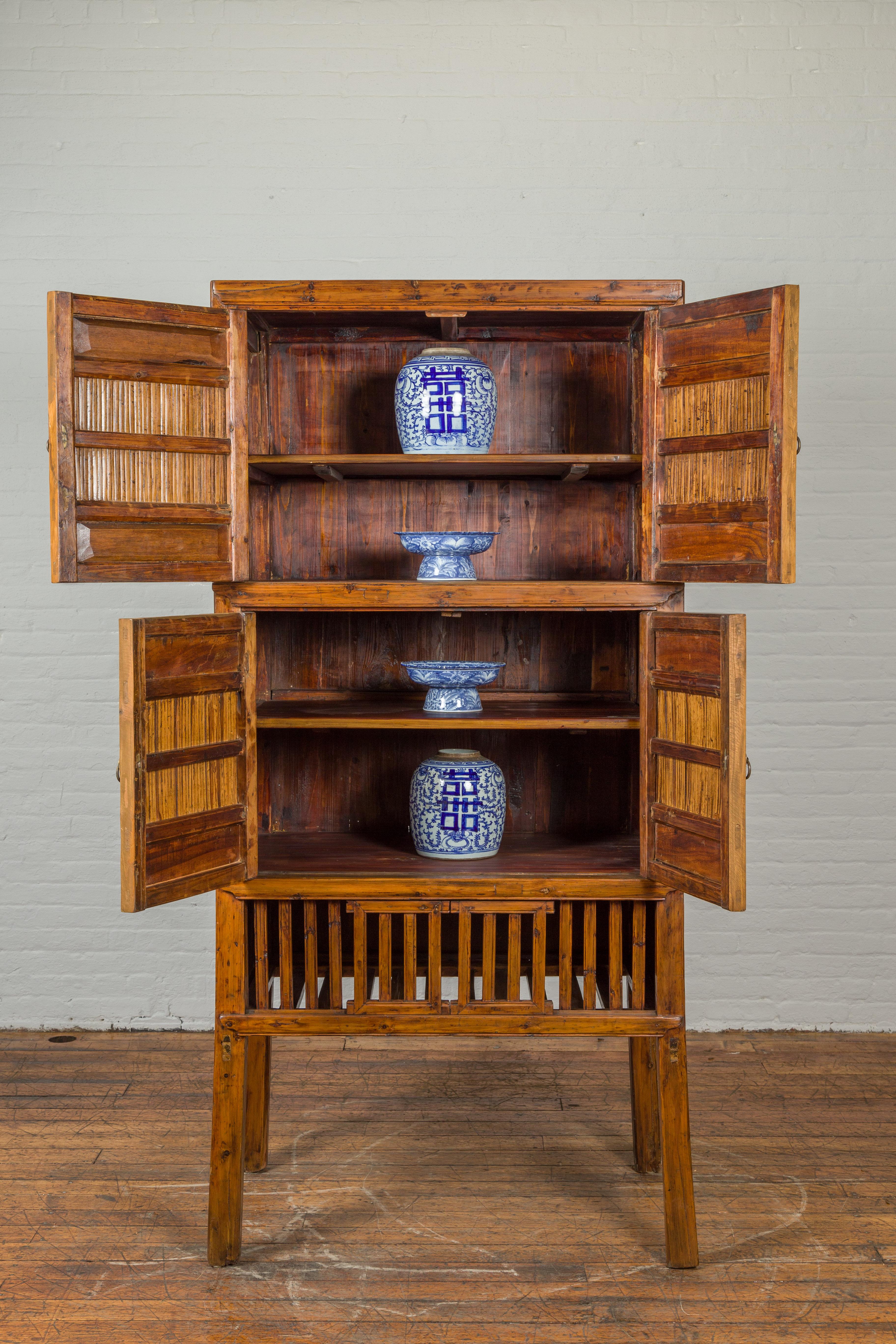 Chinesischer Vintage-Schrank aus Holz und Bambus mit Doppeltüren und durchbrochener Schürze, Chinesisch (Moderne der Mitte des Jahrhunderts) im Angebot