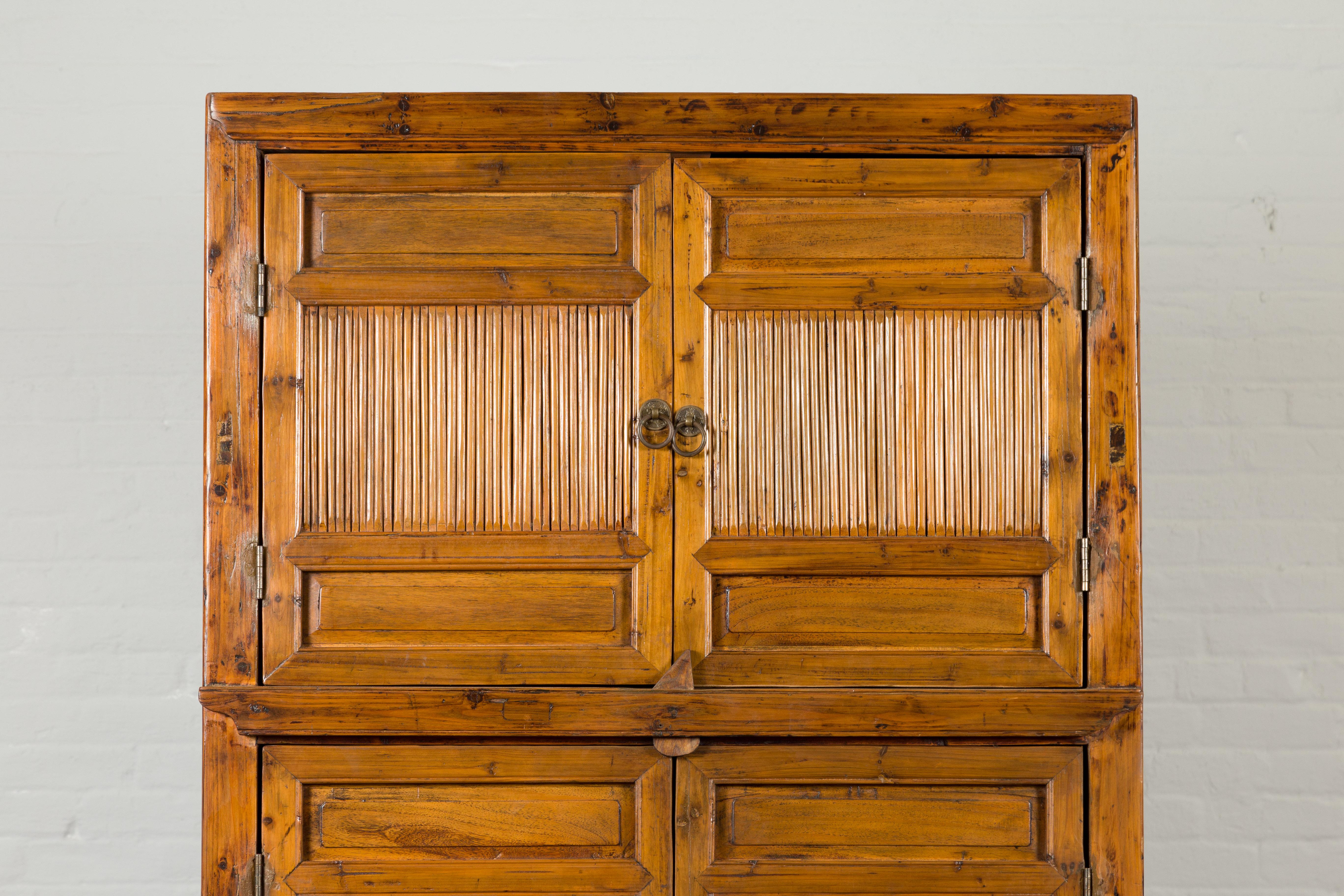 Chinesischer Vintage-Schrank aus Holz und Bambus mit Doppeltüren und durchbrochener Schürze, Chinesisch (20. Jahrhundert) im Angebot