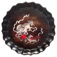 Assiette chinoise vintage en bois sculpté avec incrustation de coquillages Design/One