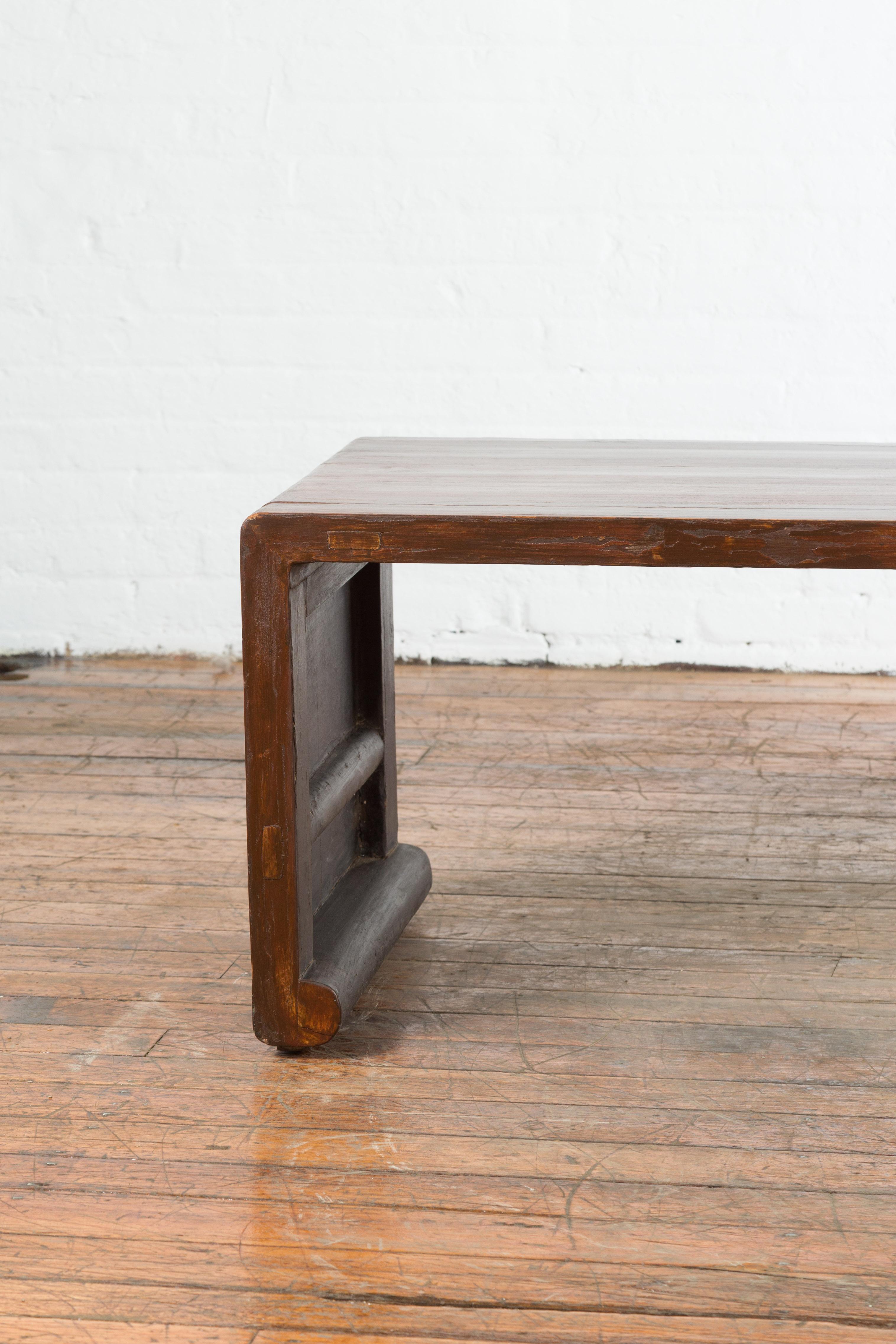 Chinesischer Vintage-Wasserfall-Couchtisch aus Holz mit patinierter Patina und Schnörkeln aus Holz im Zustand „Gut“ im Angebot in Yonkers, NY