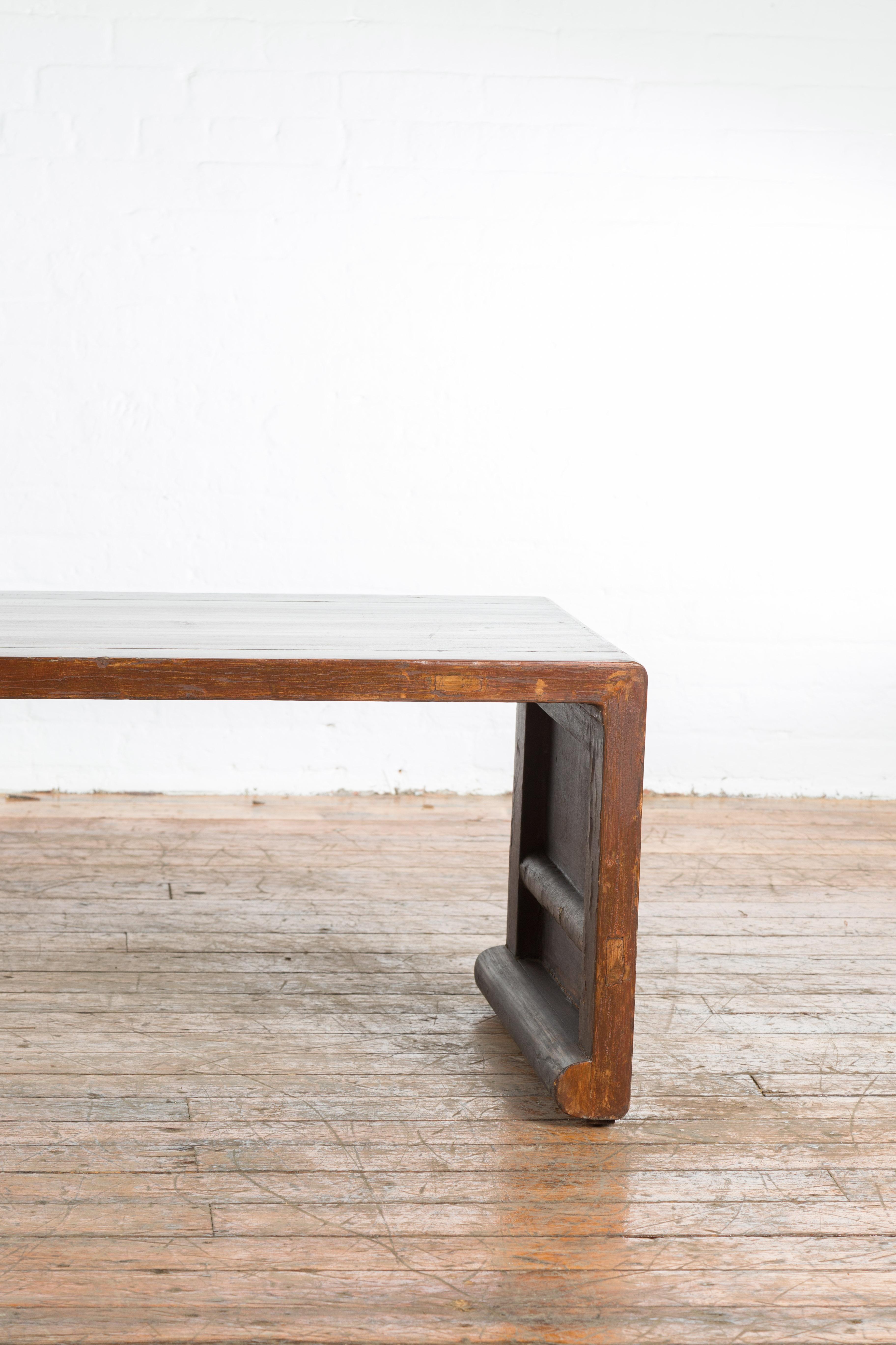 Chinesischer Vintage-Wasserfall-Couchtisch aus Holz mit patinierter Patina und Schnörkeln aus Holz (20. Jahrhundert) im Angebot
