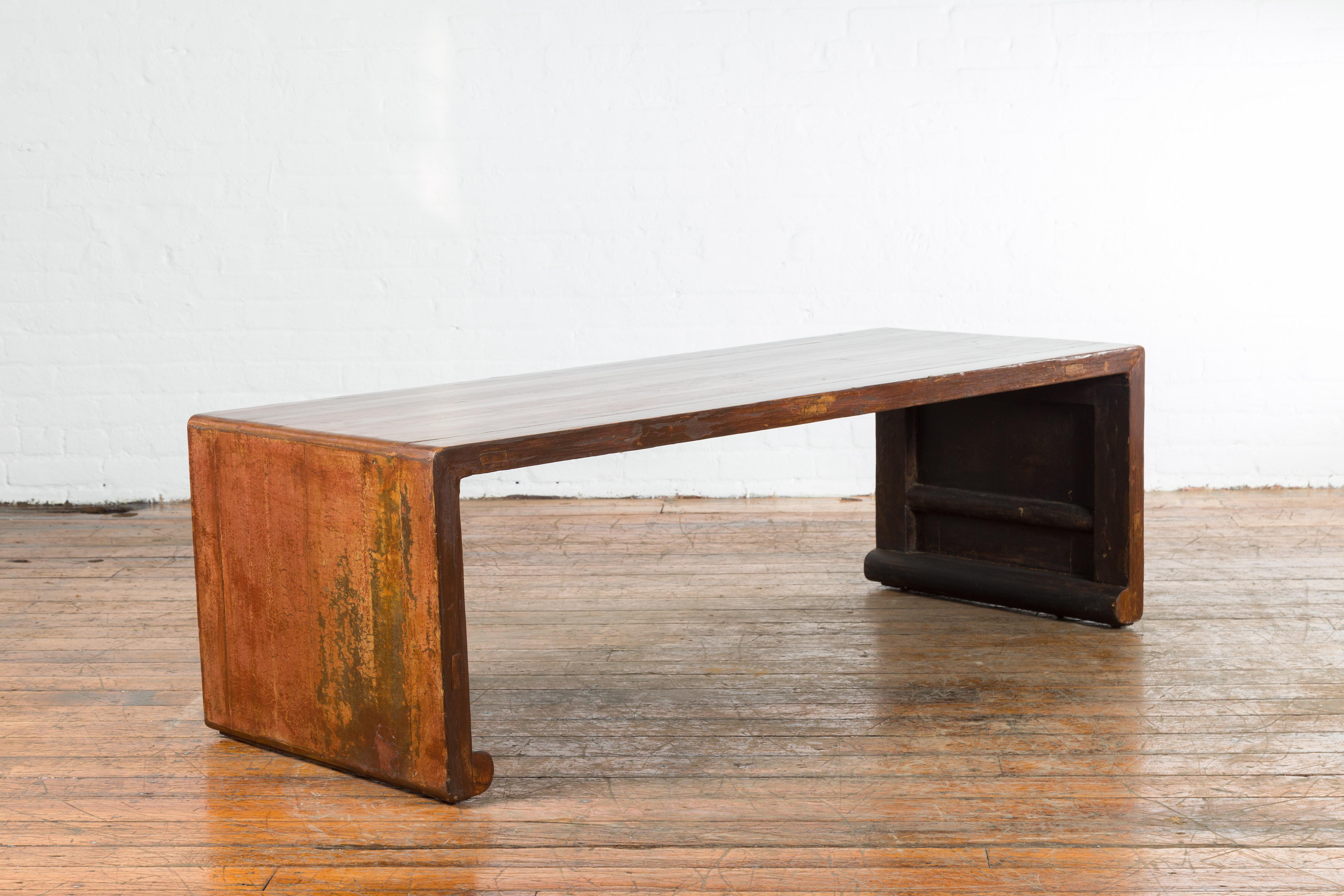 Chinesischer Vintage-Wasserfall-Couchtisch aus Holz mit patinierter Patina und Schnörkeln aus Holz im Angebot 1
