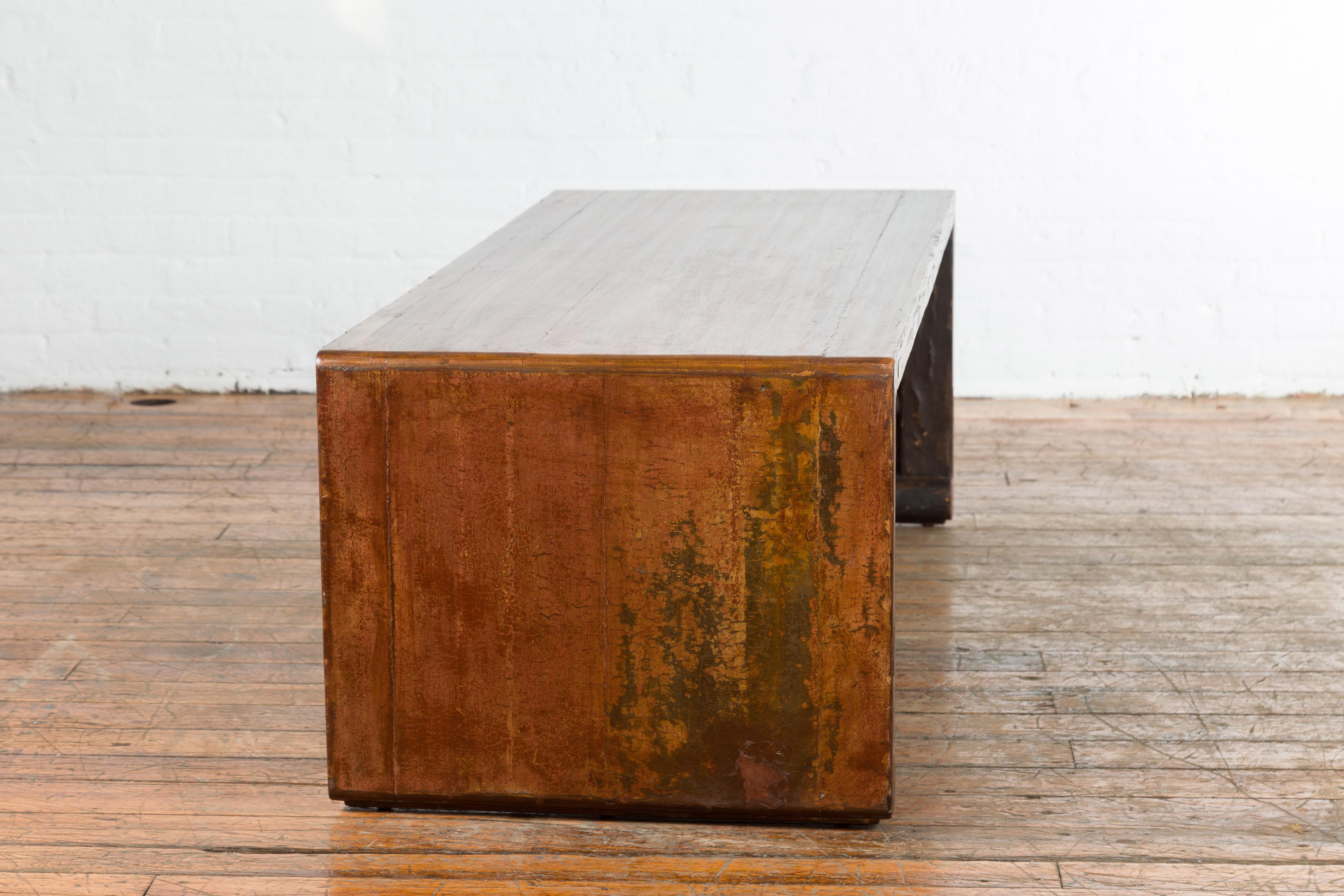 Chinesischer Vintage-Wasserfall-Couchtisch aus Holz mit patinierter Patina und Schnörkeln aus Holz im Angebot 2