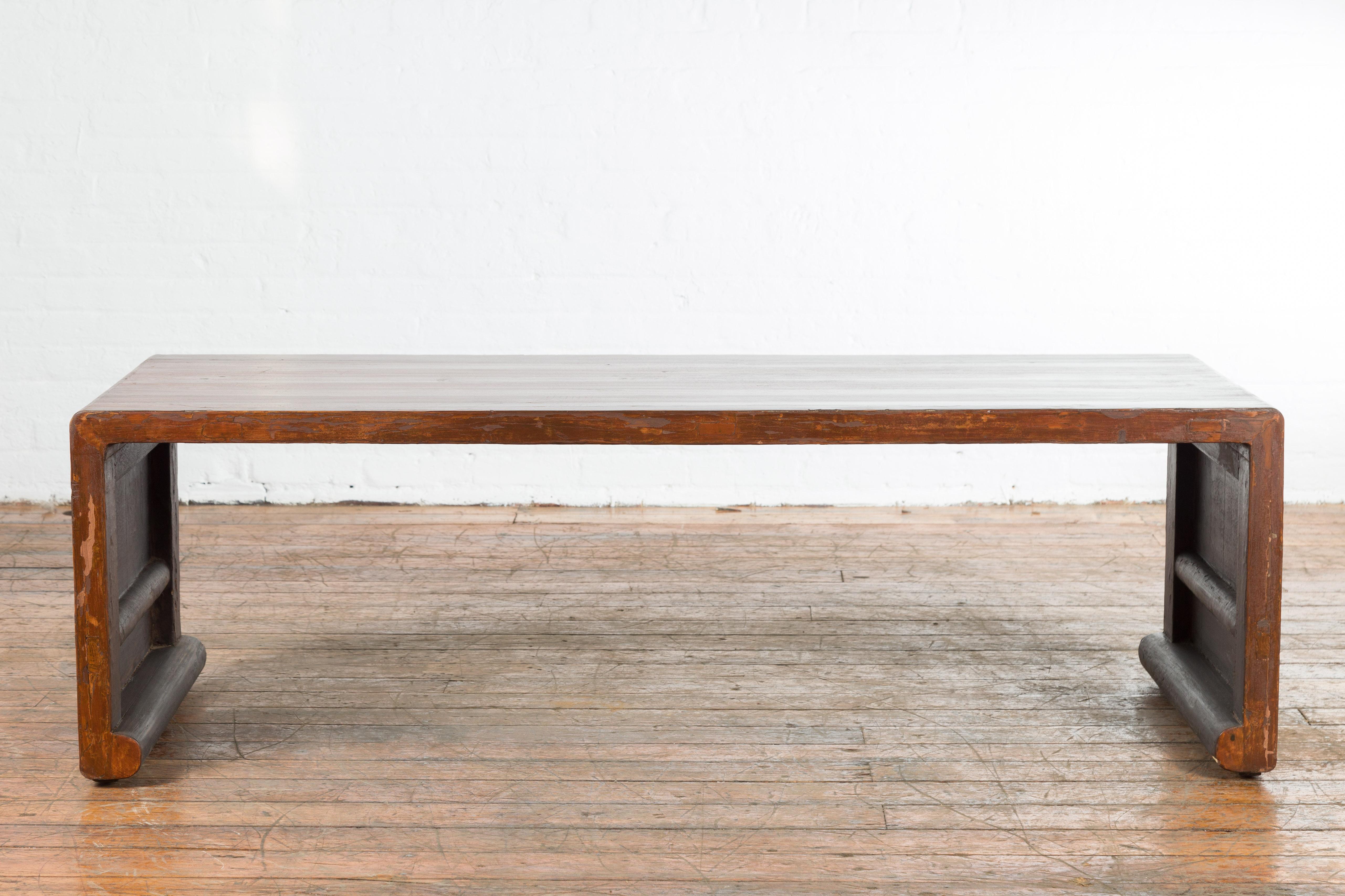 Chinesischer Vintage-Wasserfall-Couchtisch aus Holz mit patinierter Patina und Schnörkeln aus Holz im Angebot 4