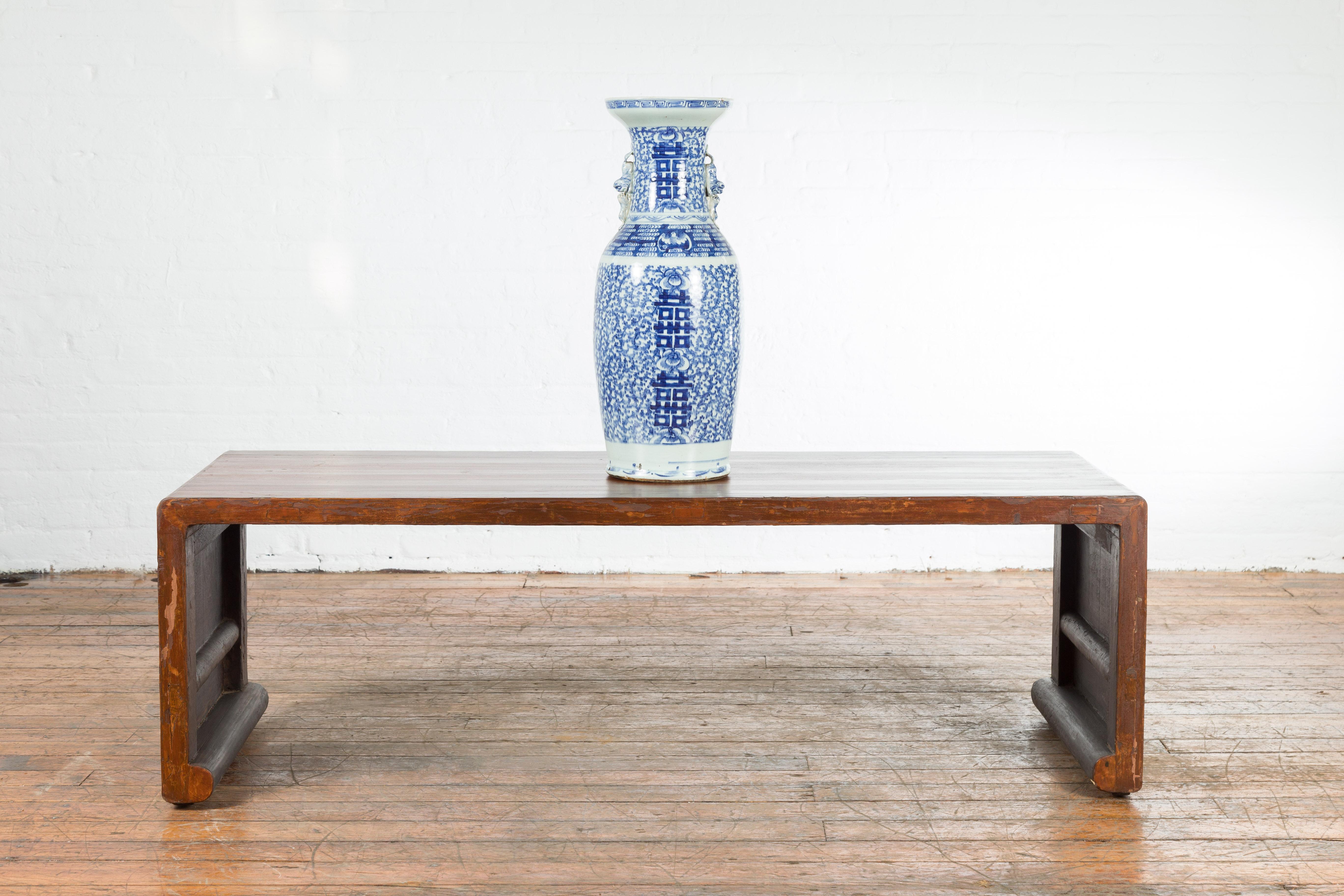 Chinesischer Vintage-Wasserfall-Couchtisch aus Holz mit patinierter Patina und Schnörkeln aus Holz im Angebot 5