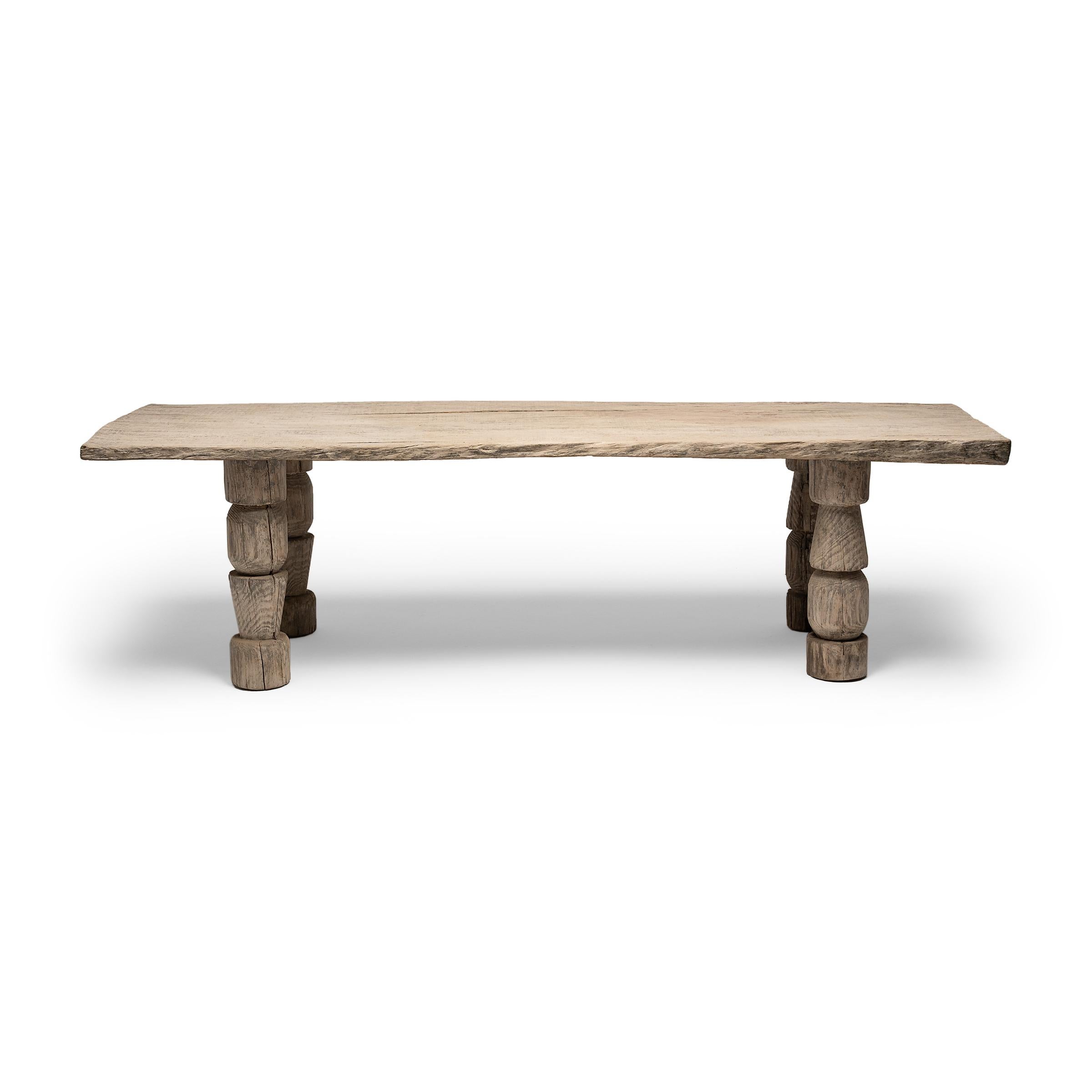 Cette table de salle à manger en bois de hêtre récupéré illustre le style Organic Modern avec une texture de bois brut et beaucoup d'attrait wabi-sabi. Une porte de ferme ancienne constitue la partie supérieure de la pièce. Elle a été travaillée de
