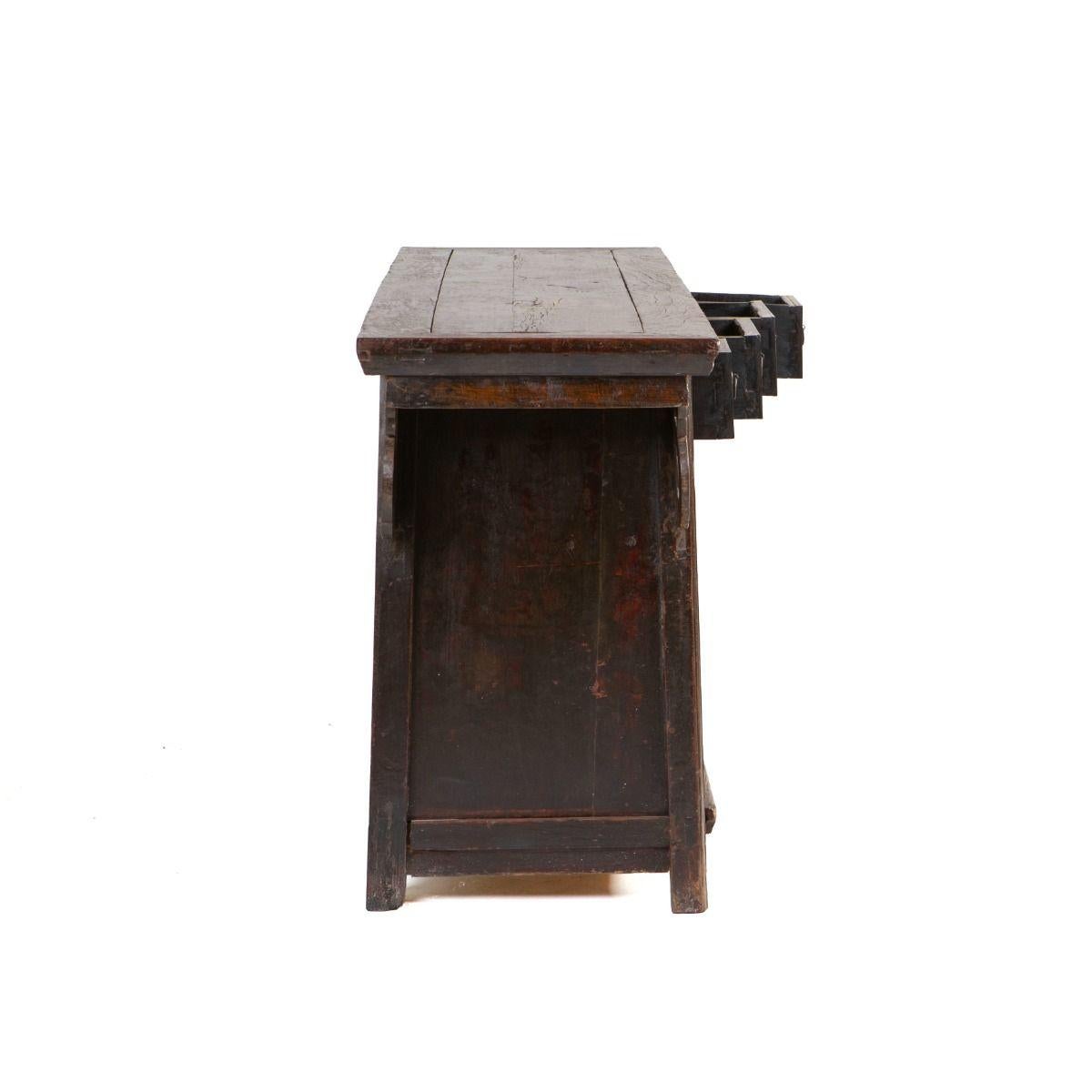Qing Buffet en noyer chinois avec détails de volutes sculptées en vente