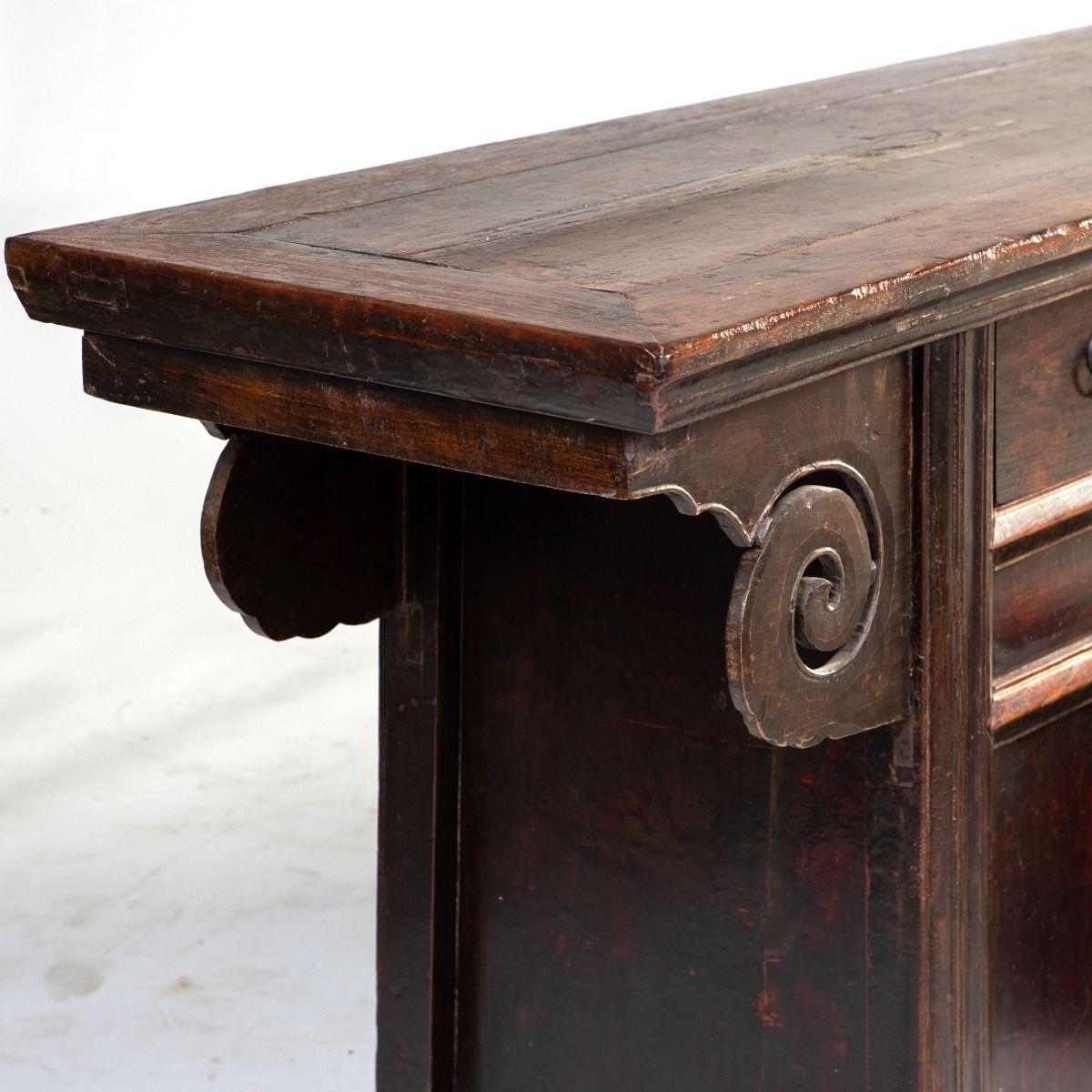 Laqué Buffet en noyer chinois avec détails de volutes sculptées en vente