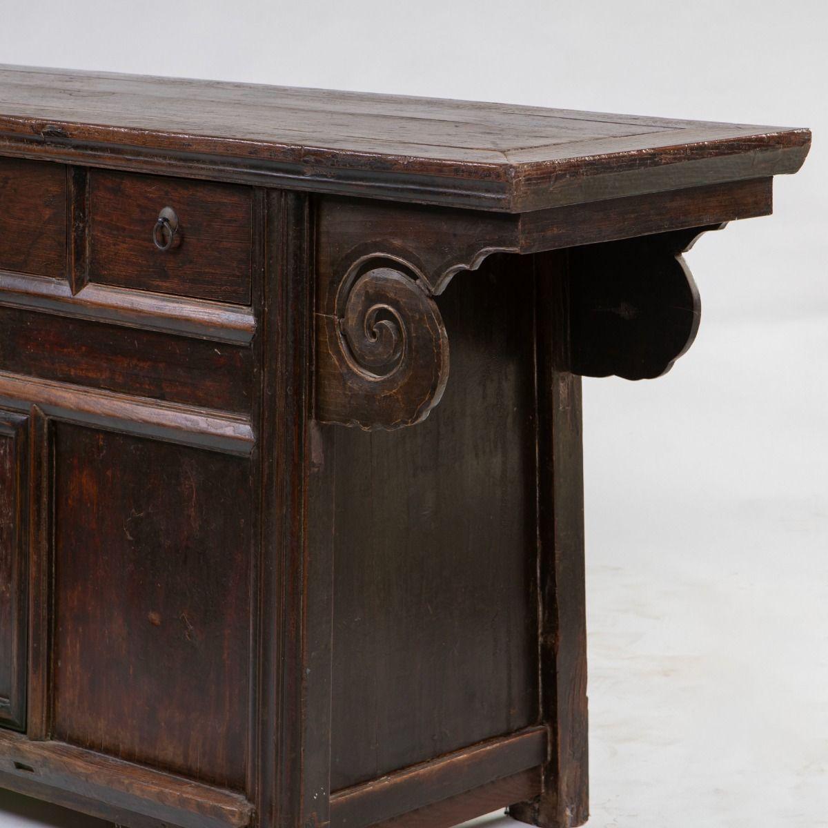 Buffet en noyer chinois avec détails de volutes sculptées Bon état - En vente à Kastrup, DK