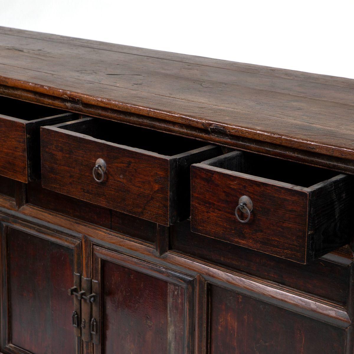 XIXe siècle Buffet en noyer chinois avec détails de volutes sculptées en vente
