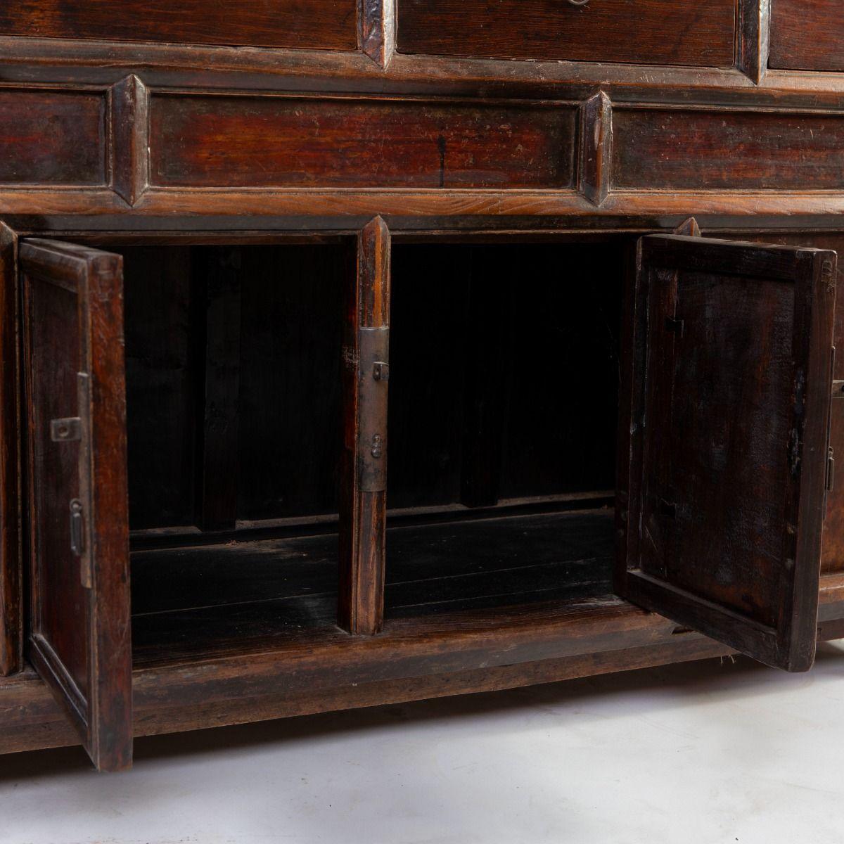 Métal Buffet en noyer chinois avec détails de volutes sculptées en vente