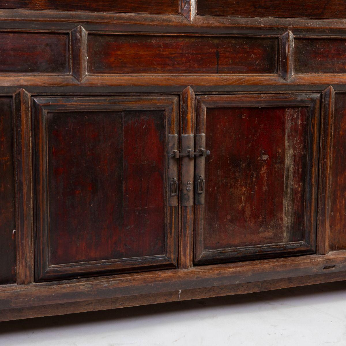 Buffet en noyer chinois avec détails de volutes sculptées en vente 1