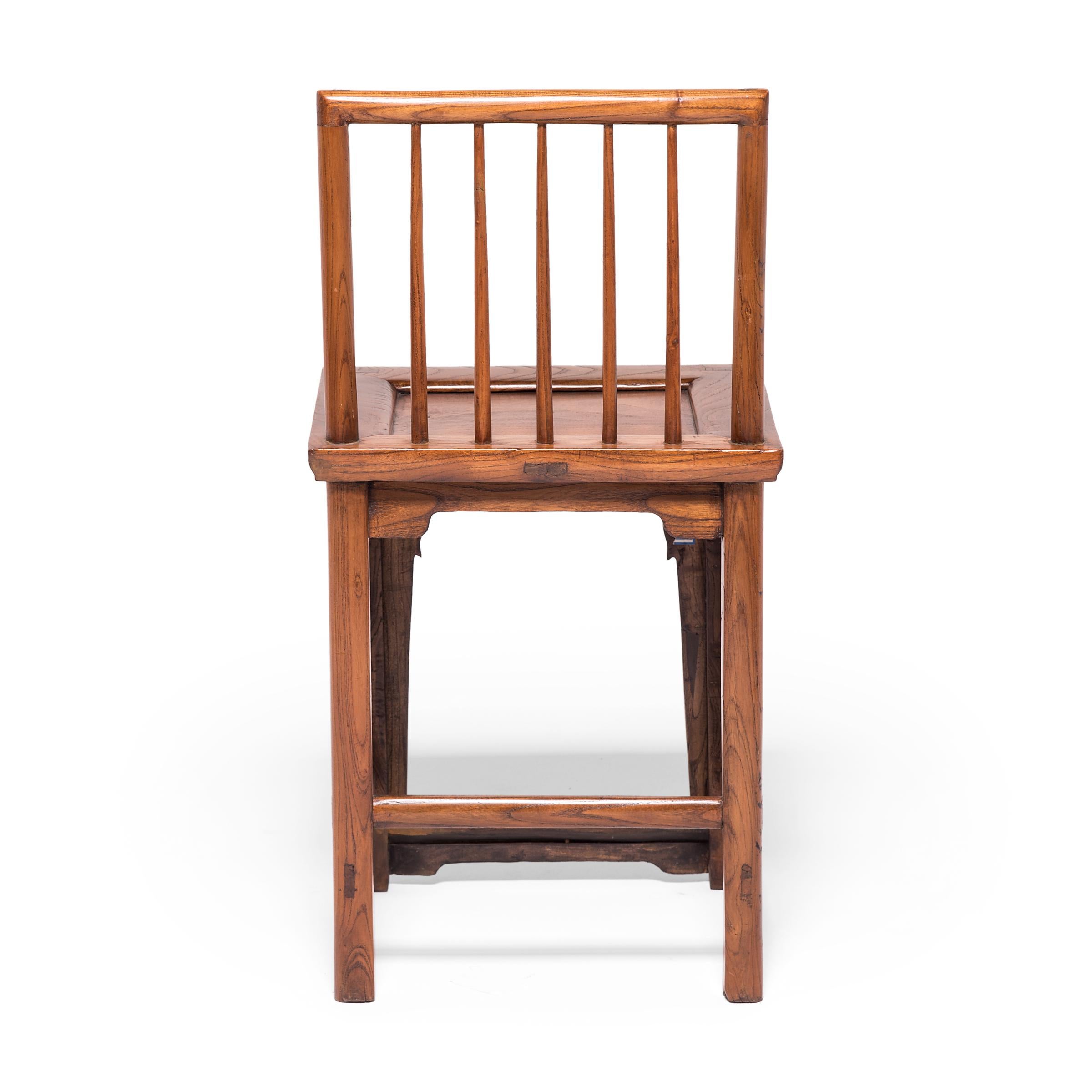 Chinois Chaise à dossier fuseau en noyer chinois, c. 1900 en vente