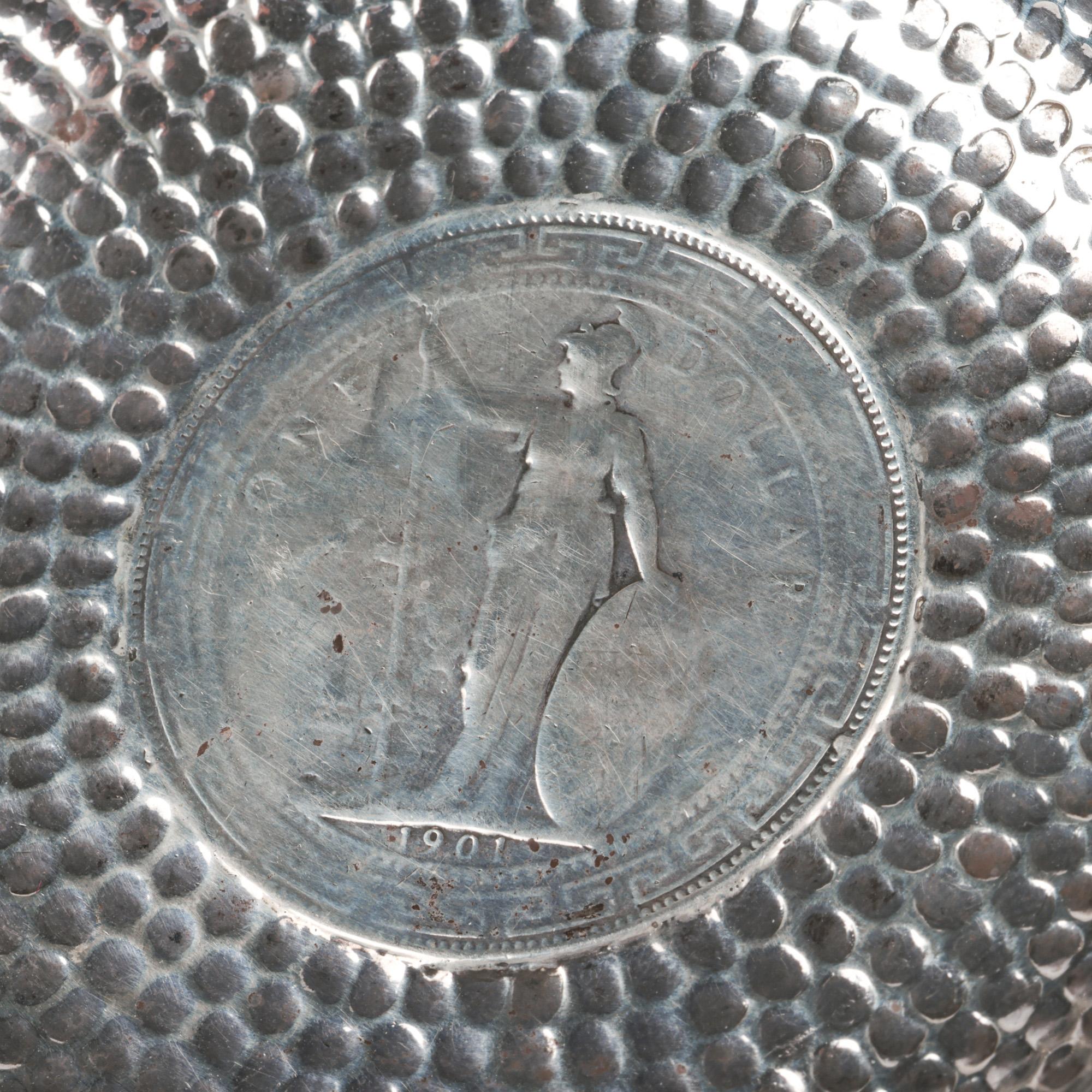 Art Nouveau Set di dollari d'argento cinesi Wang Hing di Hong Kong con piatto a spillo in vendita