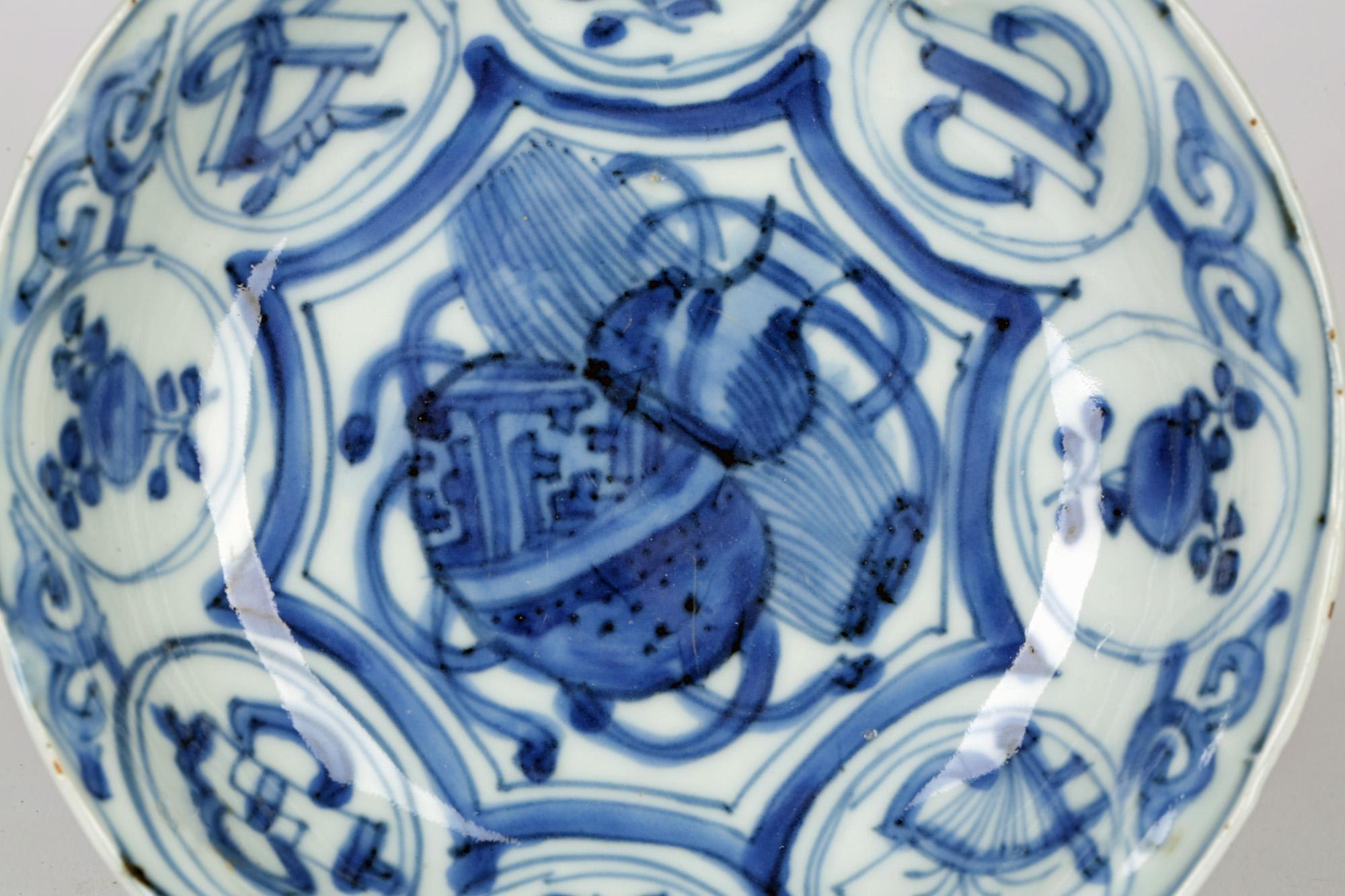 Chinese Wanli Blue & White Porcelain Precious Objects Shallow Dish For Sale 2