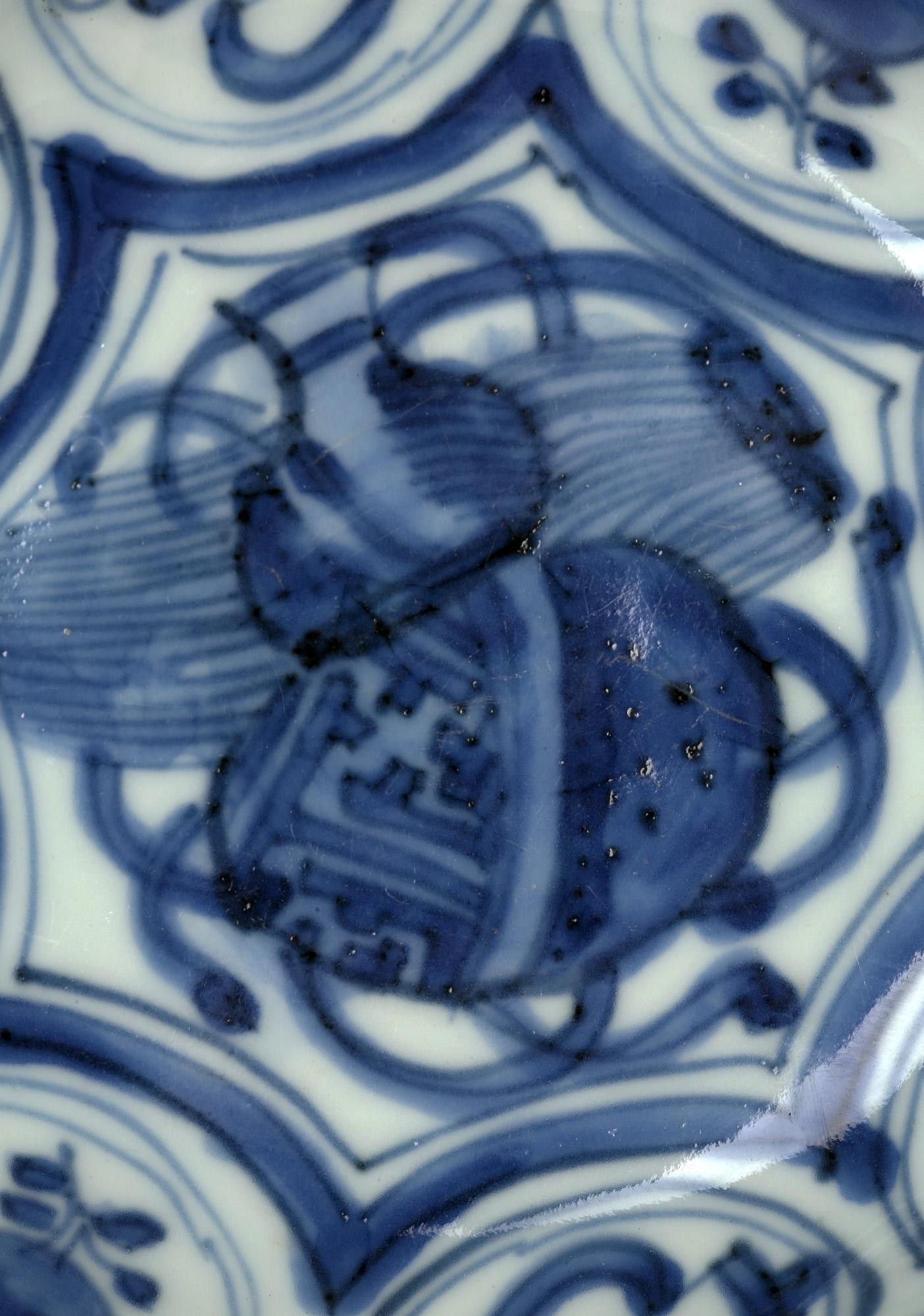 Chinese Wanli Blue & White Porcelain Precious Objects Shallow Dish In Good Condition For Sale In Bishop's Stortford, Hertfordshire
