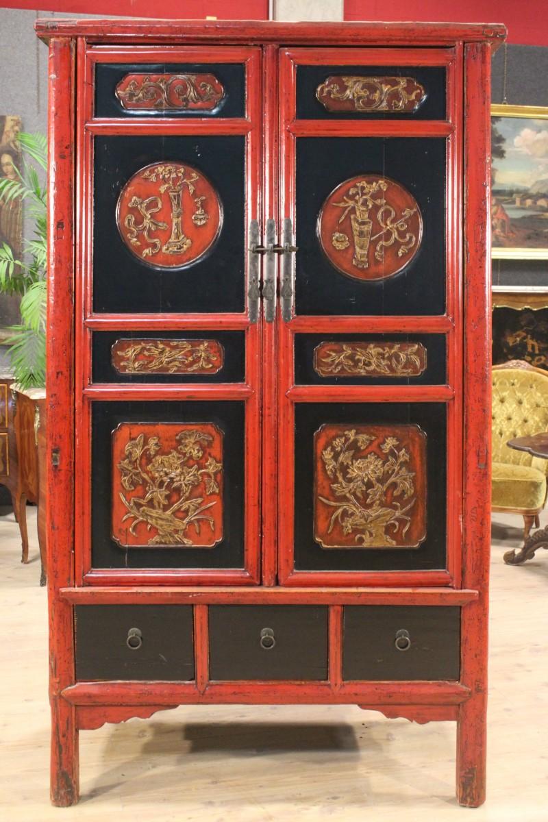 Large Chinese wardrobe from the 20th century. Mobile for two doors and between external drawers of good capacity and service. It has three shelves and two internal drawers at the top.
Wardrobe in carved wood and lacquered. In good condition with