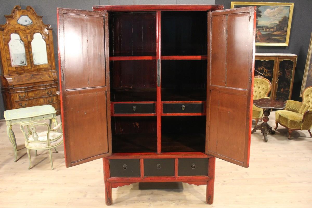 Chinese Wardrobe in Lacquered Wood from the 20th Century In Good Condition For Sale In London, GB