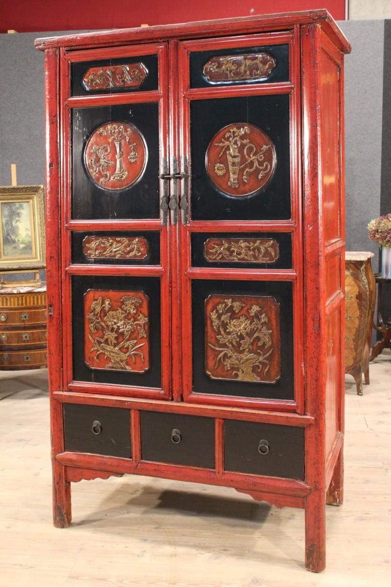Chinese Wardrobe in Lacquered Wood from the 20th Century For Sale 5