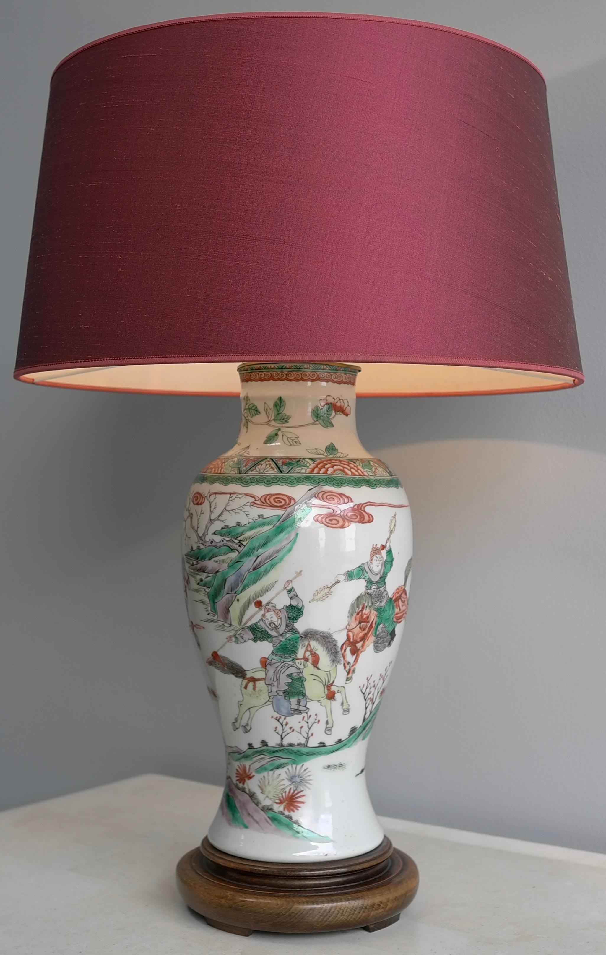 Vaso guerriero cinese montato come lampada Dinastia Qing famille Verte XIX secolo in vendita 4