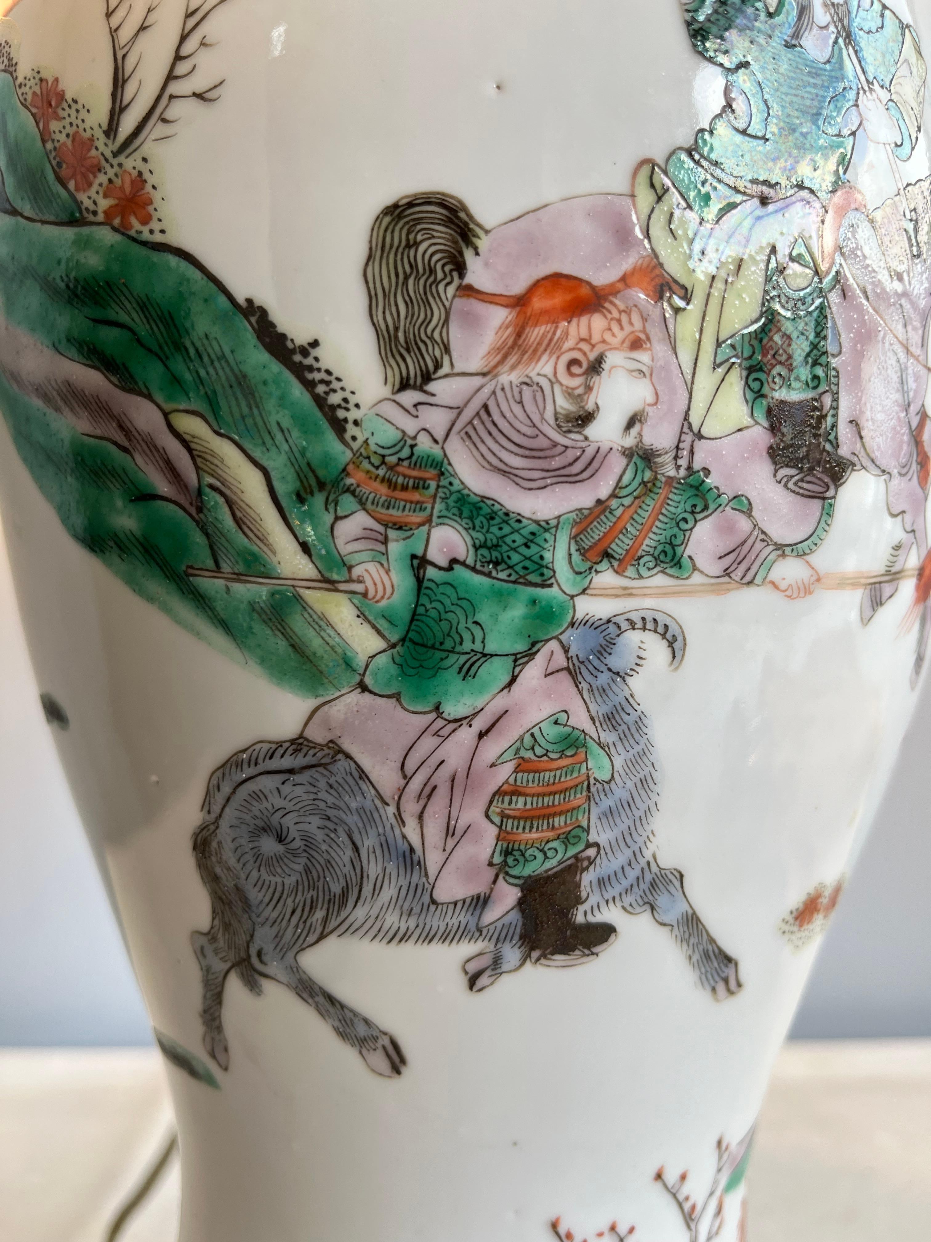 Vaso guerriero cinese montato come lampada Dinastia Qing famille Verte XIX secolo in vendita 5