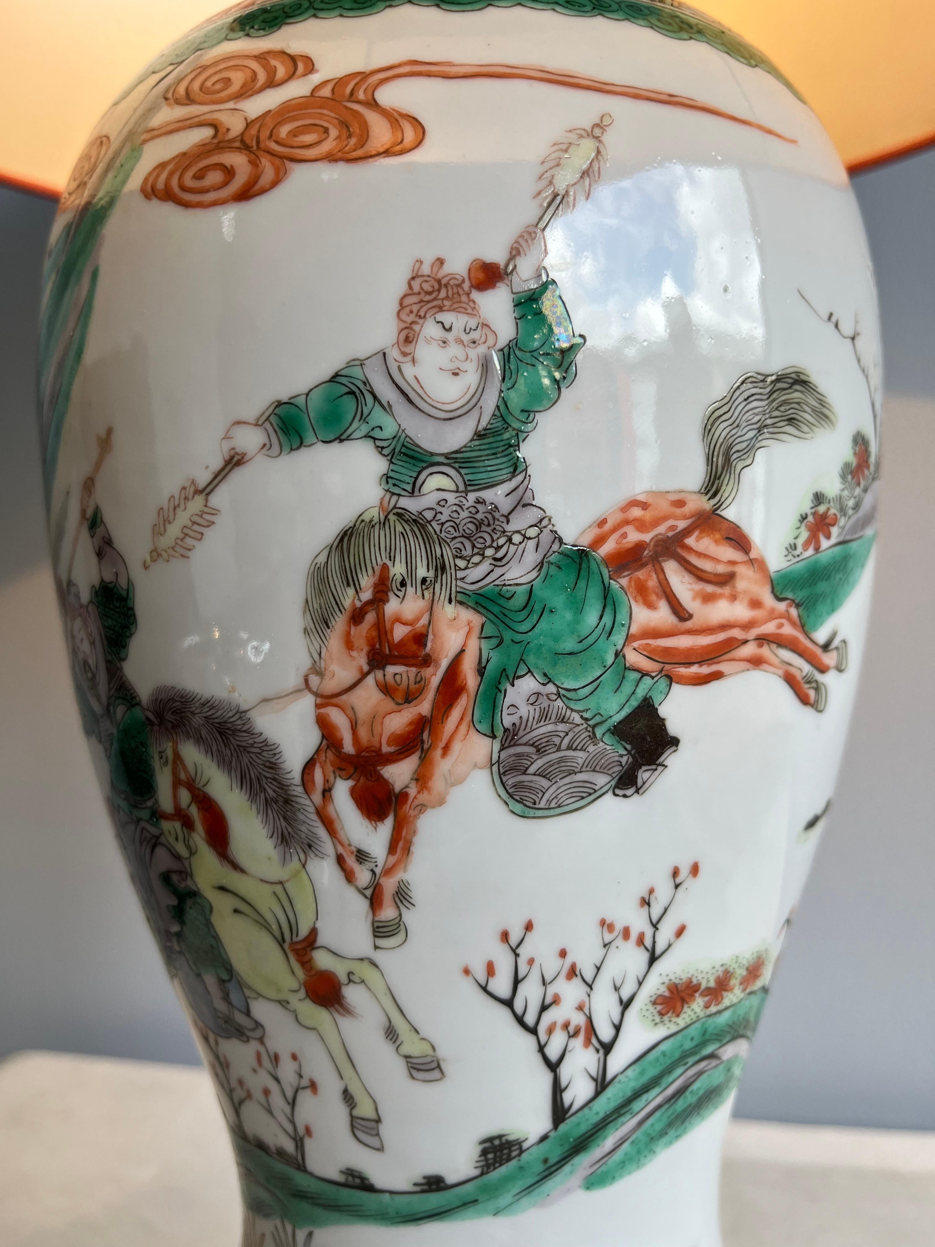 Vaso guerriero cinese montato come lampada Dinastia Qing famille Verte XIX secolo in vendita 6