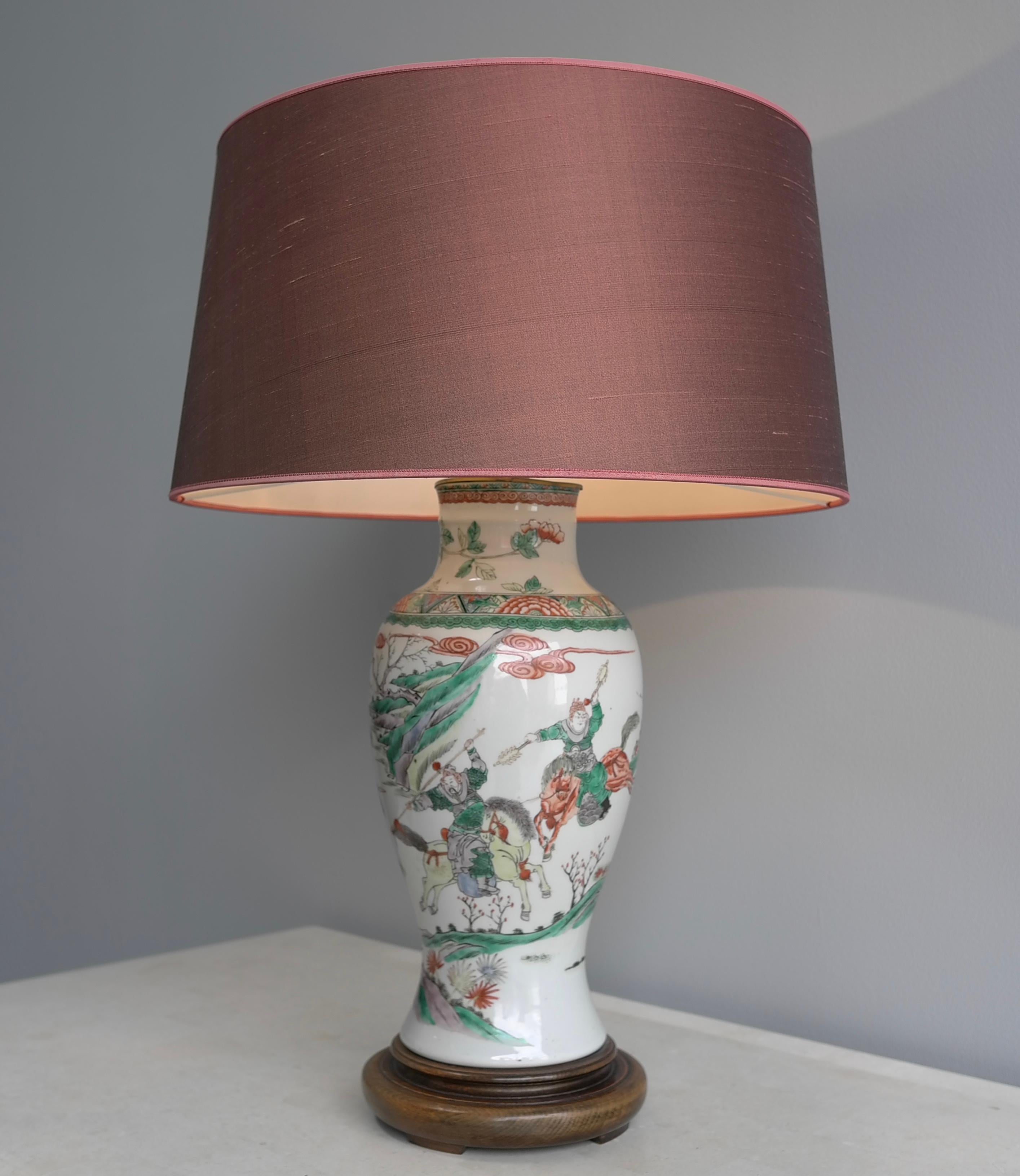 Cinese Vaso guerriero cinese montato come lampada Dinastia Qing famille Verte XIX secolo in vendita