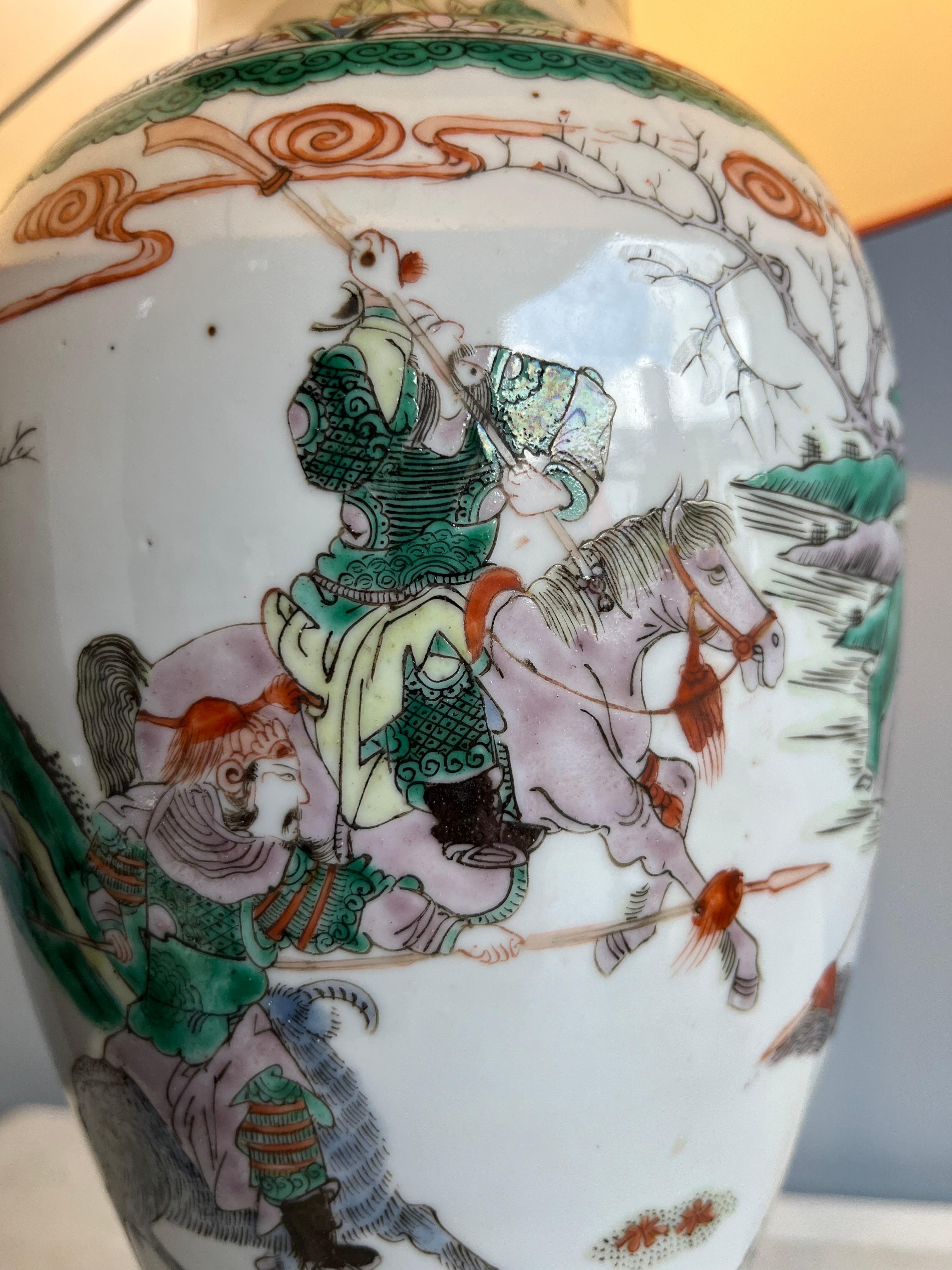 Vaso guerriero cinese montato come lampada Dinastia Qing famille Verte XIX secolo In condizioni buone in vendita a Den Haag, NL