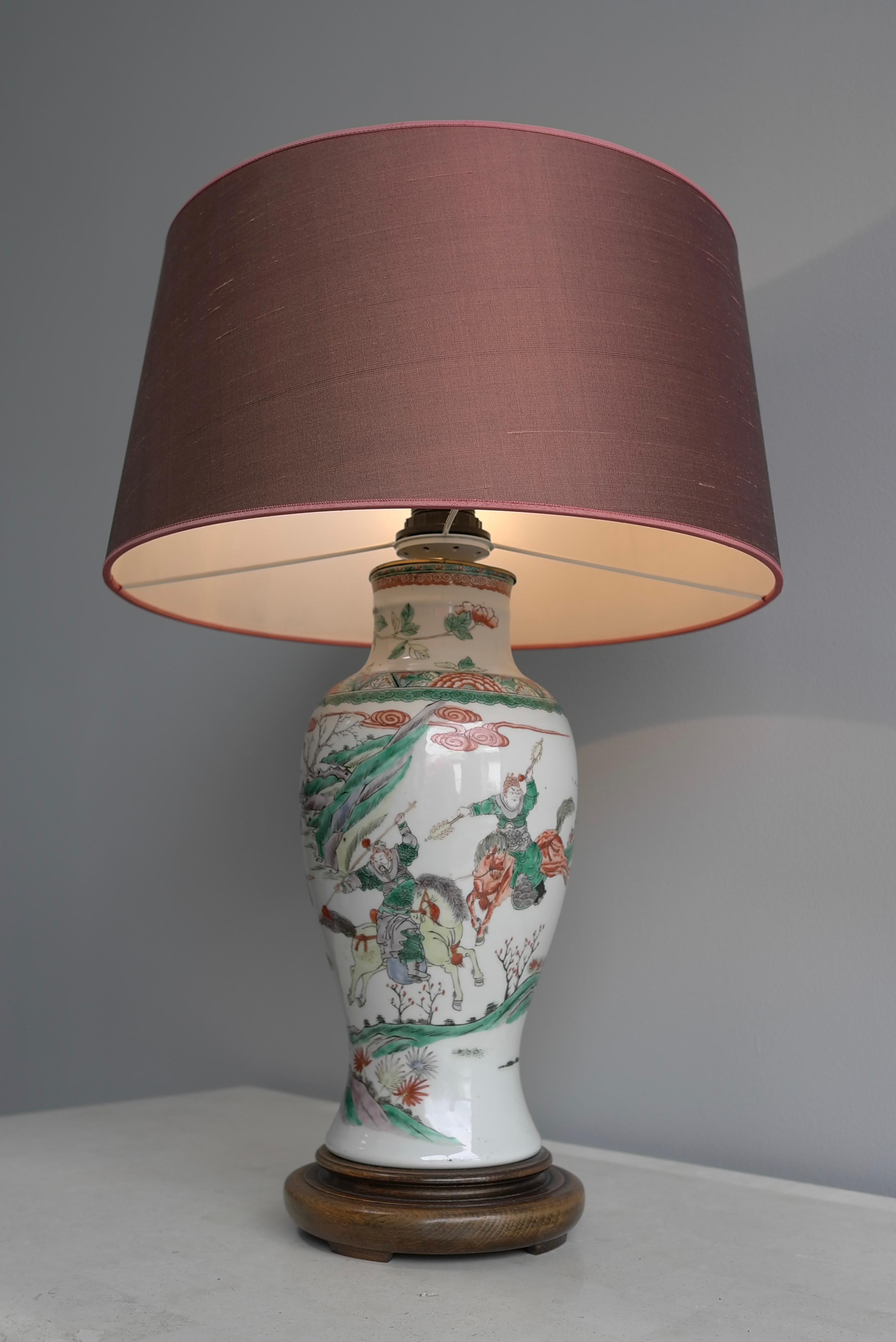 Fine XIX secolo Vaso guerriero cinese montato come lampada Dinastia Qing famille Verte XIX secolo in vendita