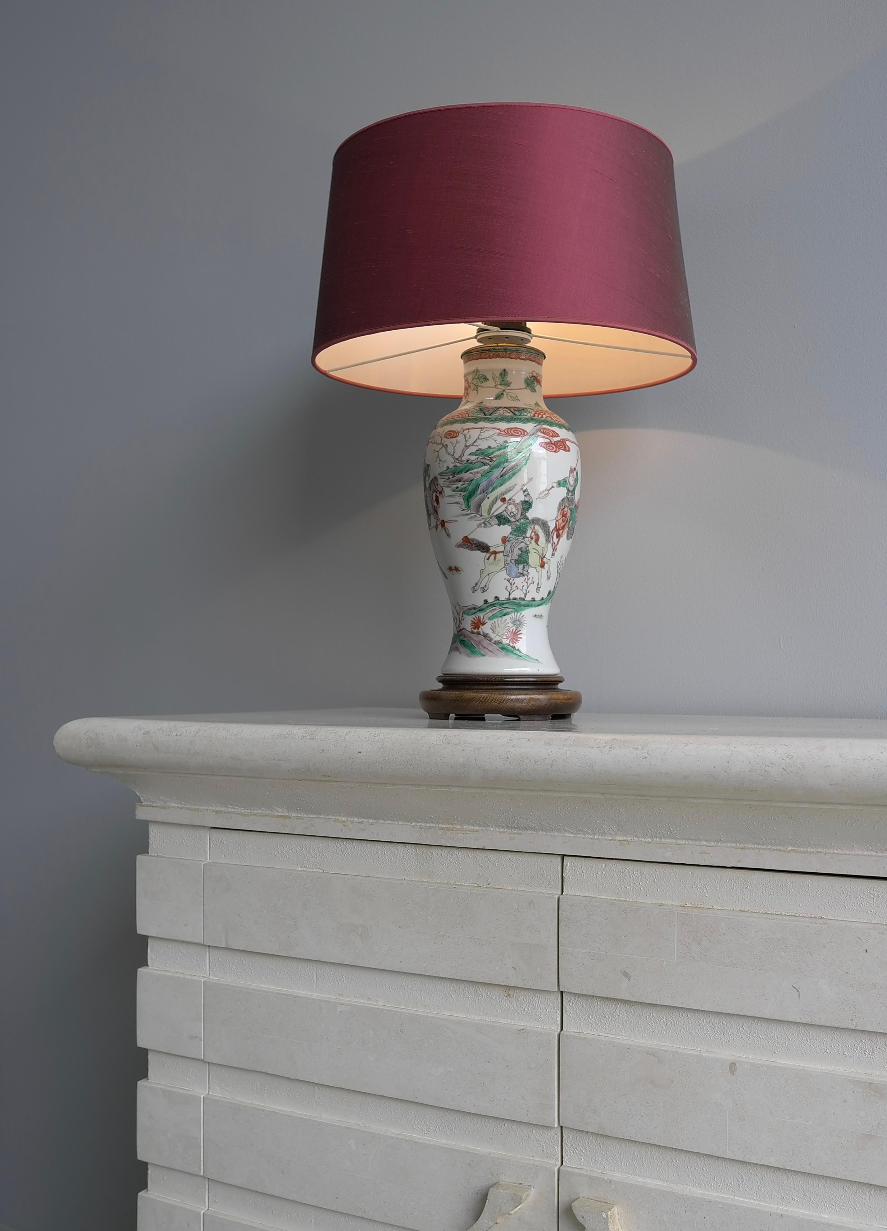 Vaso guerriero cinese montato come lampada Dinastia Qing famille Verte XIX secolo in vendita 1